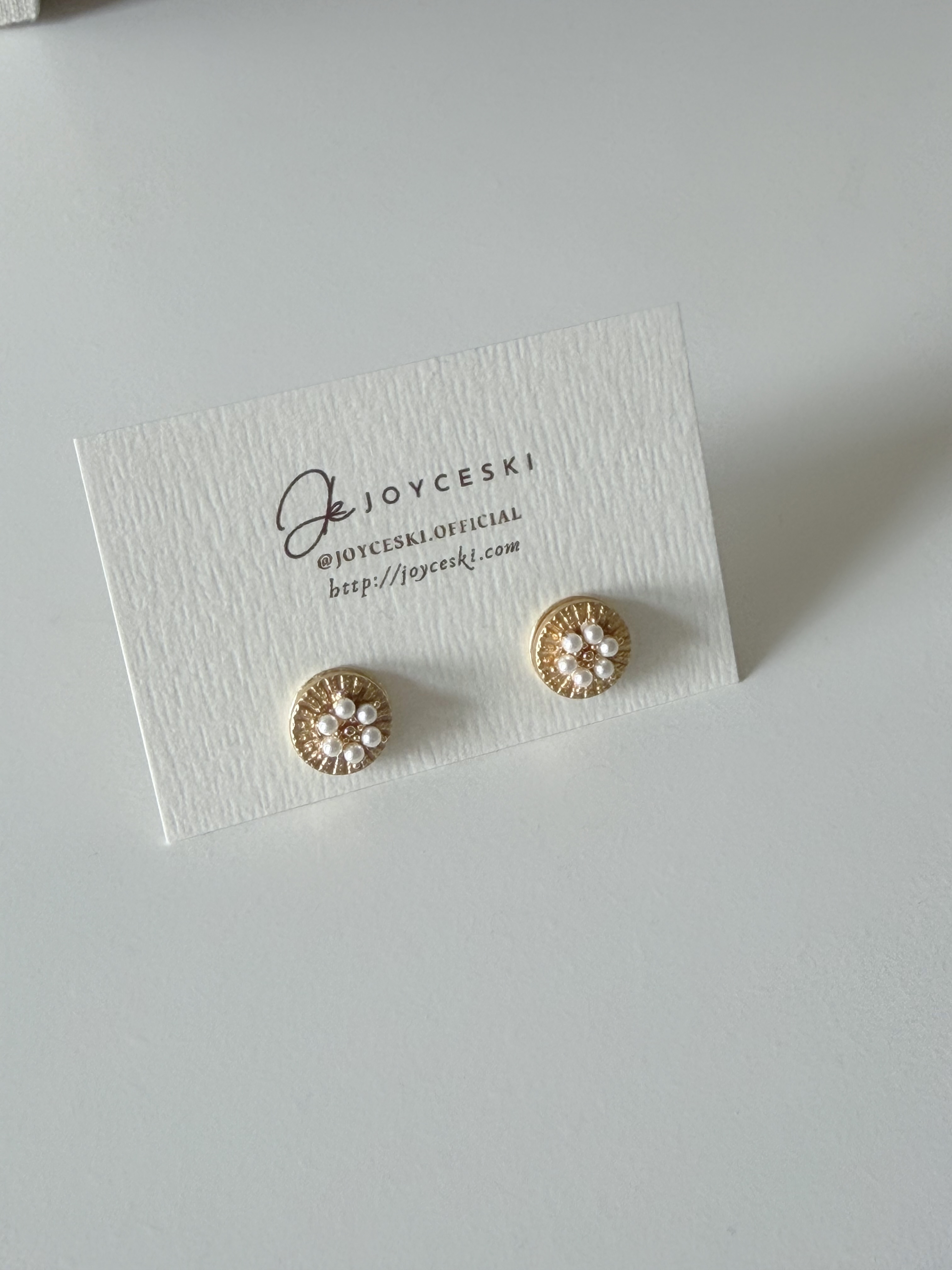 英國金屬壓花RUFFLE裙邊鈕扣耳環/金色珍珠小花