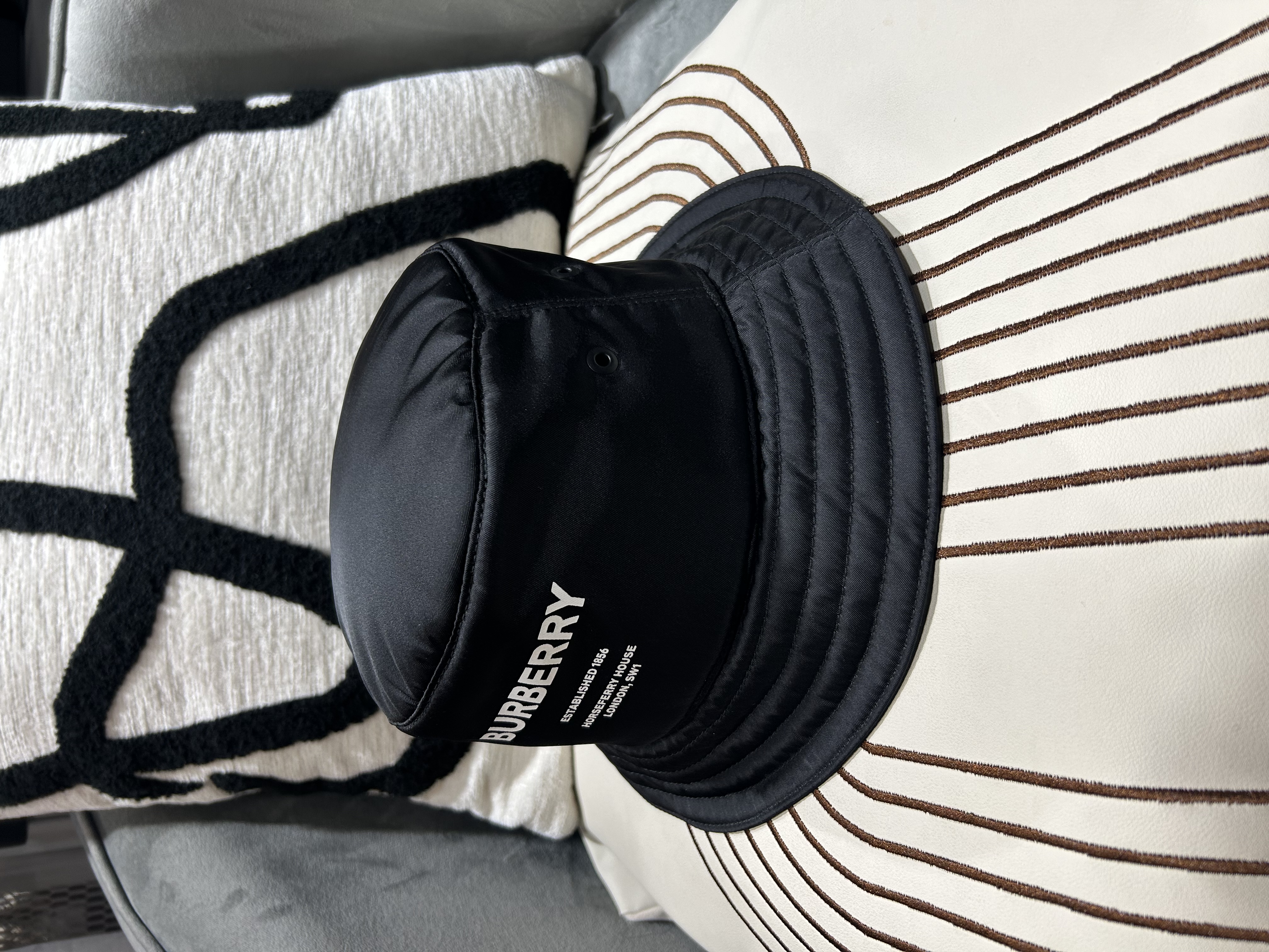 Burberry 帽London nylon bucket hat S size 100%Authentic,99%new