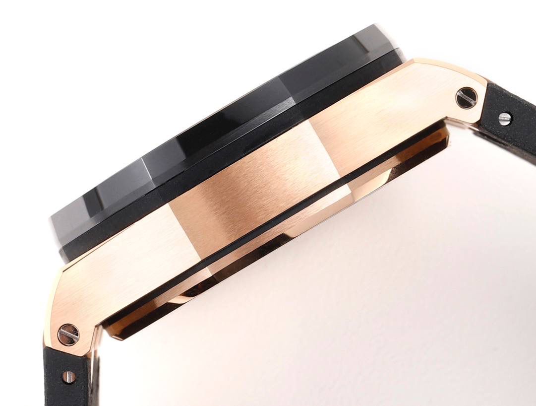 爱彼皇家橡树离岸型横空出世🔥💯引用全新的彩色陶瓷锻造技术，表壳与圈口的选料，不惜重本使用日本进口的氧化锆，无需任何颜料，以超高的压力与超高的温度锻造，形成超高密度的彩色陶瓷，再经过百里挑一，确保每一个成品都与原版毫无色差！CNC级别的打磨，将整一个表壳的边边角角完美处理，即使陶瓷，也做到毫不割手。圈口的拉丝，经过顶级的打磨技术，做到每一丝每一线都毫无断续，每一颗六角螺丝都与表框处在同一平面，拒绝一丝一毫的凸显与凹陷，诠释了何为顶级的复刻工艺！