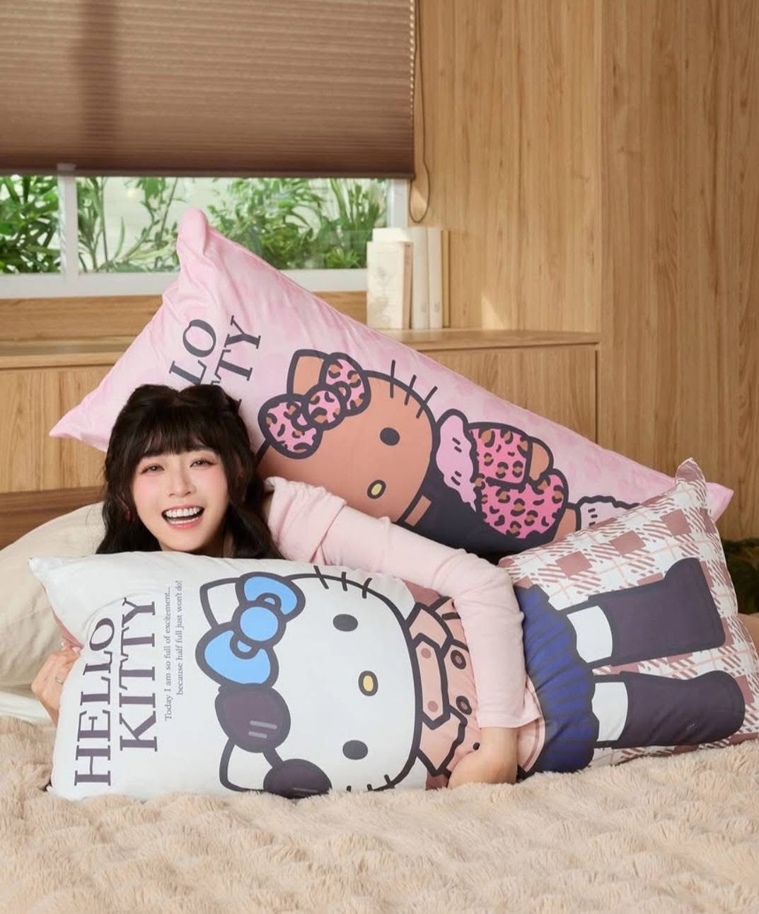 （約12月尾到貨）🇹🇼台灣超商限定Hello Kitty 長抱枕 💕