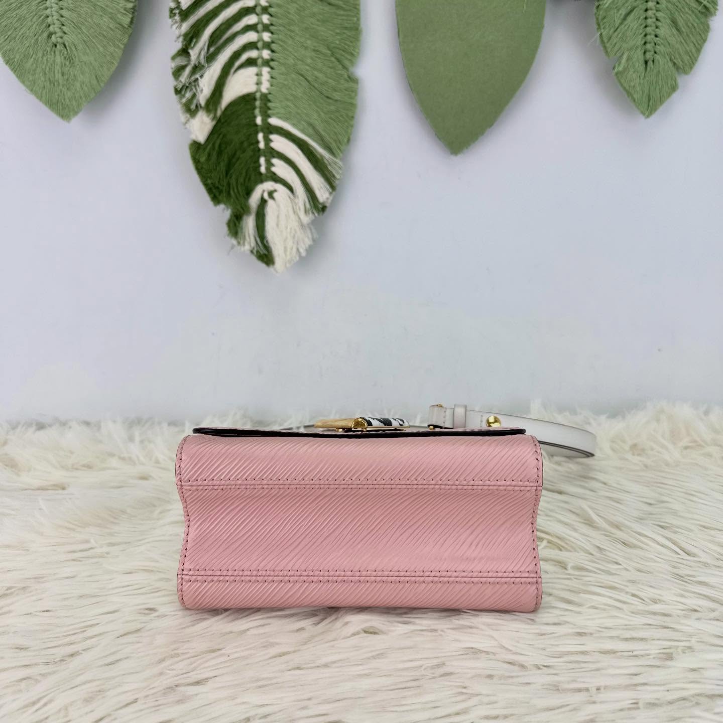 LV 🤍PRE OWNED Twist 粉紅水波紋旋轉扣 PM Size 晶片款🩷