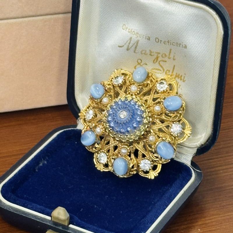 Rare! Vintage c.a. 1960s "ACCO" by Accessocraft Victorian Inspired Powder Blue Pattern and Cat-Eye Glass Brooch (B117)