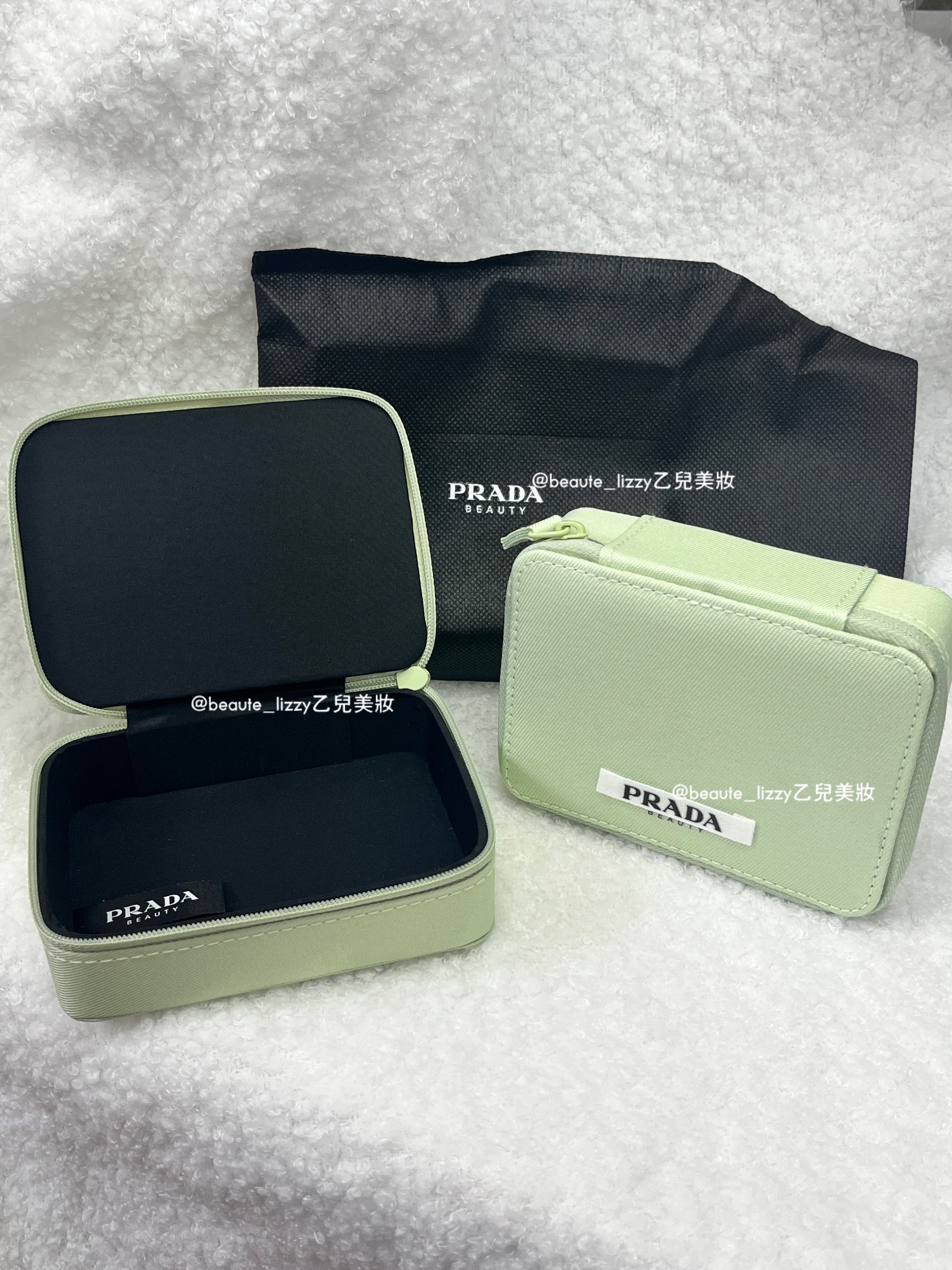 Prada 經典薄荷綠化妝包 首飾包 (  💕一個） （有黑色防塵袋  冇盒 ） 專櫃限量VIP禮物