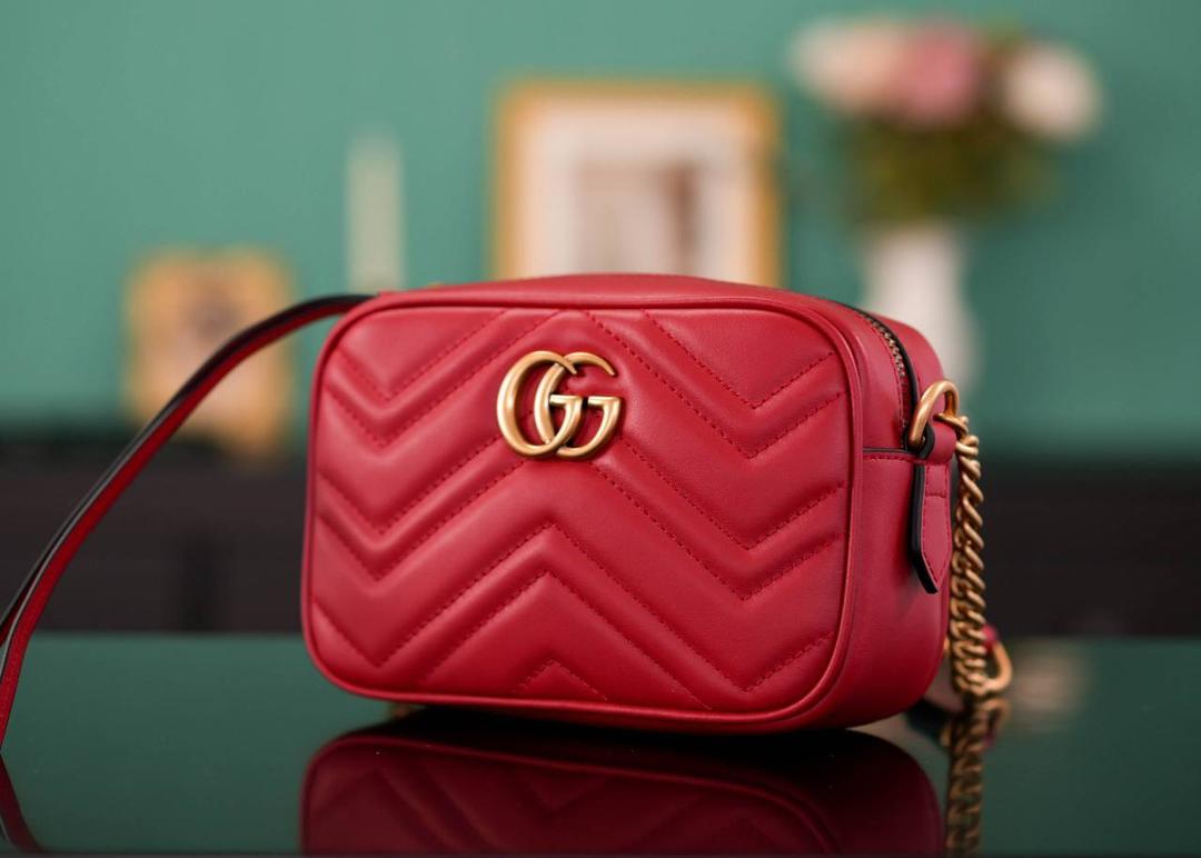 👜🔥Marmont系列绗缝迷你相机包 红色 18cm （原厂皮 全铜五金） 正品售价¥12.000 独家原厂皮发售 限量级别 自重很轻 链条搭配皮革的肩带不怕溜肩 毫不夸张说 绝对是日常使用出场率最高的包 官方款号 448065 尺寸迷你：18x12x6cm 小号：24x13x7cm