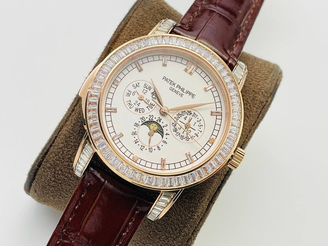 【2022诚意推荐】百达翡丽超级复杂功能系列5073P_010腕表。用心之作，细节方面： 1⃣️突破多层技术瓶颈，机芯型号为CH 29-535 升级版，质量稳定！ 2⃣️尺寸42毫米，与专柜一致。 3⃣️表圈和表耳镶103颗长形钻石。 4⃣️表带搭配意大利头层小牛皮，表扣上镶钻石更显示这块腕表的豪华气质。适合各种商务场合，简敛精致不失优雅！