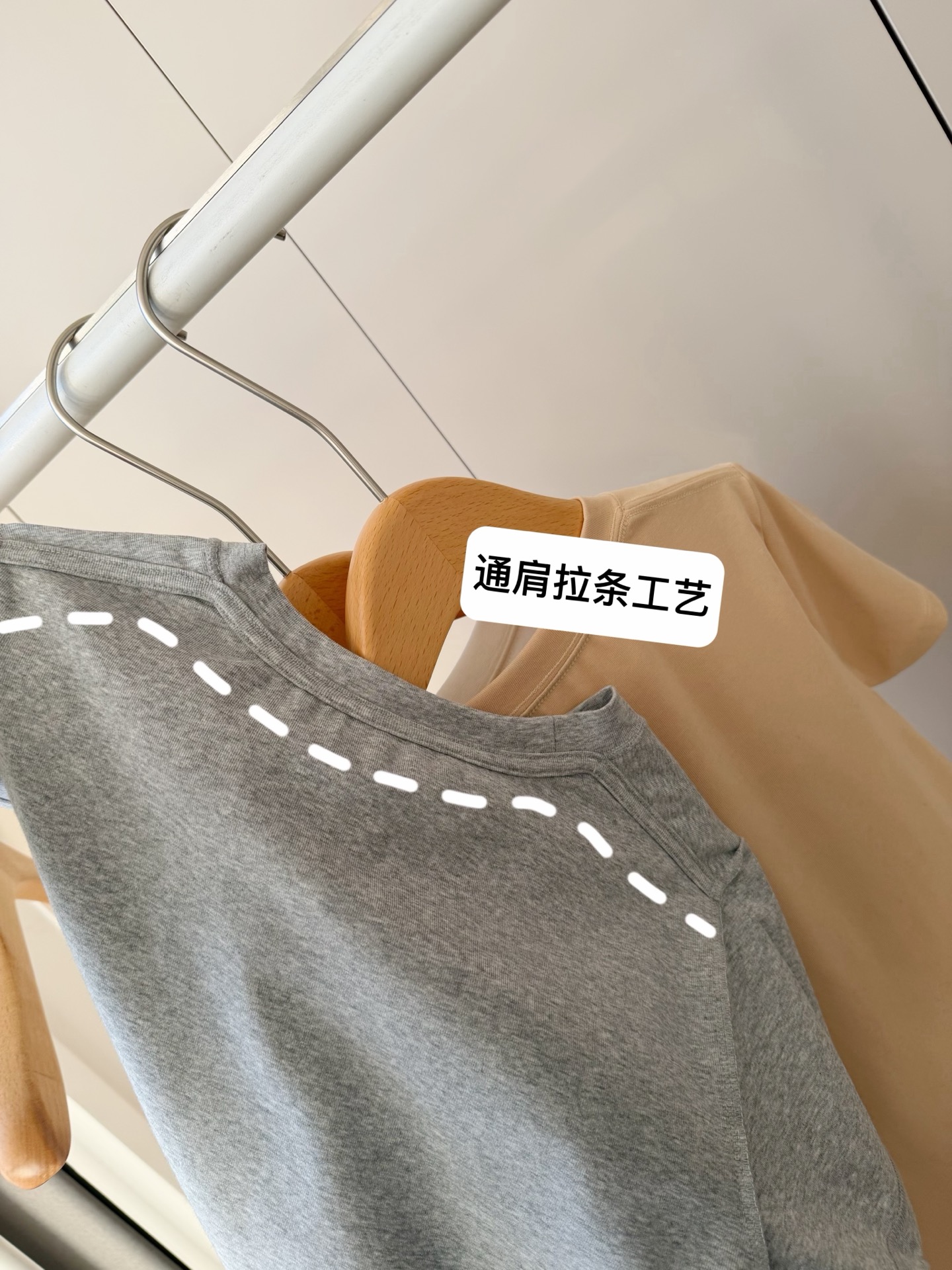 $150件。2件起$ 140件。Mardi Mercredi 經典狗狗印花短袖 Tee