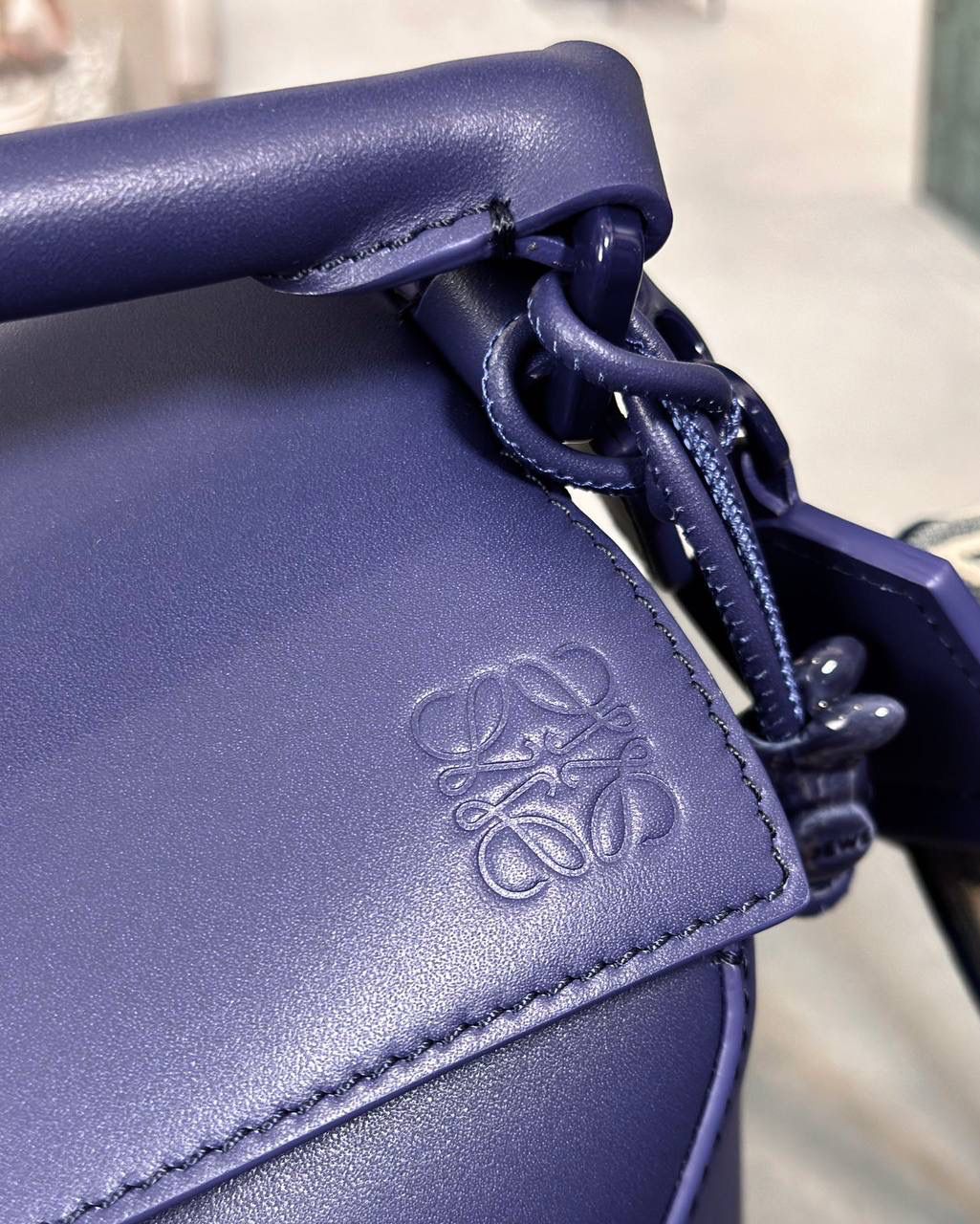 𝙿𝚞𝚣𝚣𝚕𝚎 𝚎𝚍𝚐𝚎 【朕品】 - 23早春🔥 尺寸:24×16.5×10.5cm 编码:052239象牙白 灵感来自于中国古代陶瓷的单色釉料，在原本经典几何造型升级改版，采用同色系五金配件，同色系提花肩带（可调节长度）和同色系陶瓷小兔子挂饰。 除了色彩上的灵感，单色釉的缎面牛皮革材质，更加光滑柔软，给包包增添更多新鲜感，以现代视角诠释着单色釉的至雅之美❤️