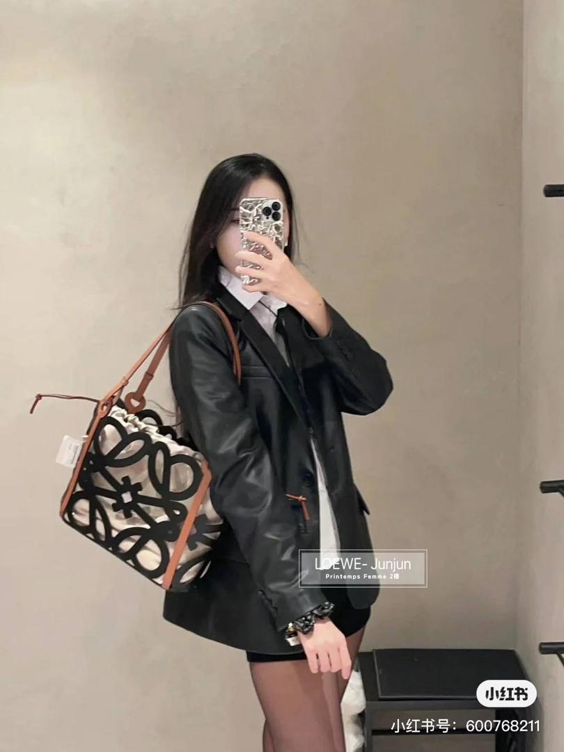 📍小号𝘼𝙣𝙖𝙜𝙧𝙖𝙢 𝙏𝙤𝙩𝙚镂空包 —【黑色到货😍】 编码：652210 尺寸：𝟑𝟐-𝟏𝟐-𝟐𝟓.𝟓𝐜𝐦 ❤️以品牌经典Anagram图案镂空牛皮革制成，搭配牛皮革提手肩带和人字形棉帆布束带内袋。 ❤️可肩背或手提。包包自重轻，容量大，优雅与洒脱，自由切换。