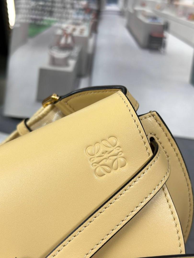 *𝘔𝘪𝘯𝘪 𝘎𝘢𝘵𝘦 𝘋𝘶𝘢𝘭 马鞍手袋 ✨上新 new in✨ 尺寸:15*12.5*9cm（中部最宽处21cm） 编码:522127 颜色: 织带/黄油色 将原本的细肩带更换成存在感更强的帆布宽肩带，点缀logo印花，休闲率性感满满！ 包身采用非常柔韧光滑小牛皮，内里麂皮，内置两个卡槽，Puls🉑️无忧。 经典造型手袋，换上了新肩带，估计又有不少包控要失去抵抗力啦👏🏻