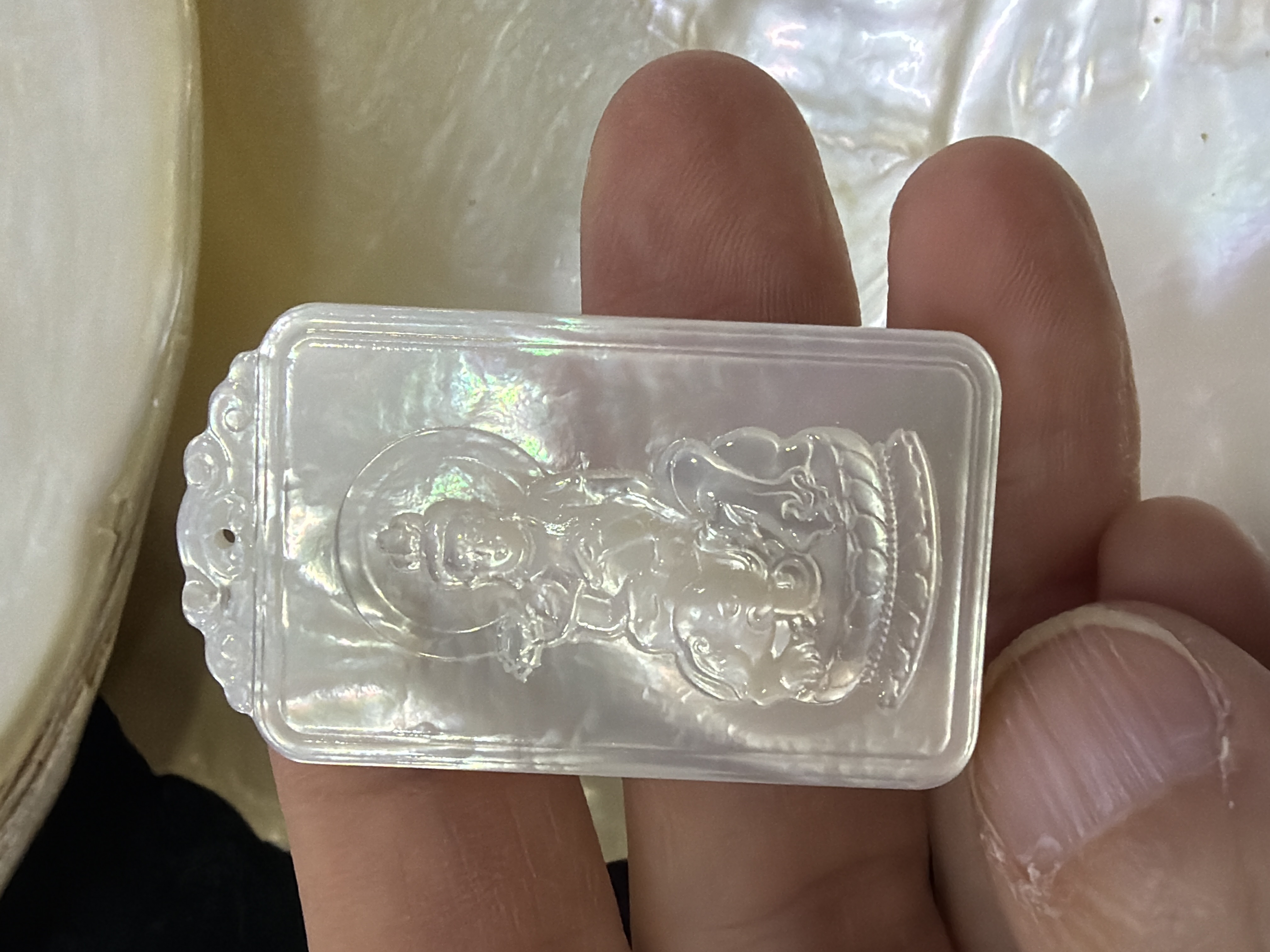 農曆新年巨獻（30%off) 印尼純天然白貝母精雕 #27 屬蛇守護 普賢菩薩4*2.3cm（會加持配頸繩）