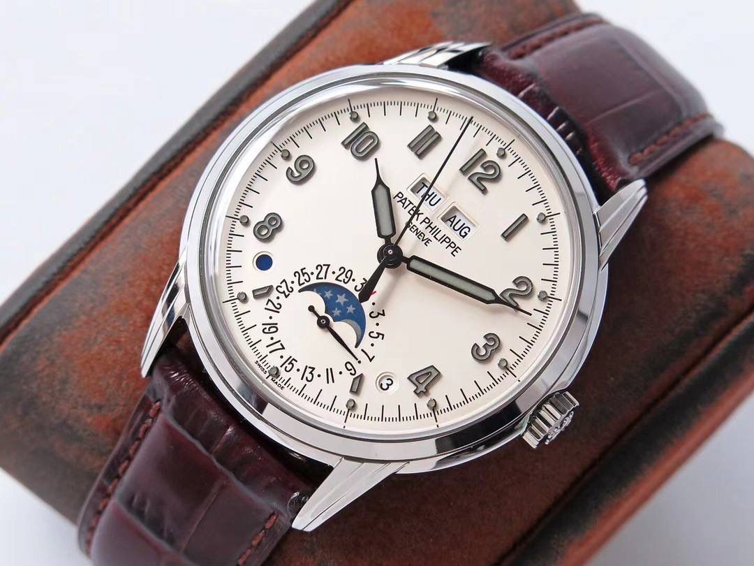 ✅重金打造经典时计｜百达翡丽5320G-001超级复杂款 40mm一体冲压双层精钢表壳，承袭经典设计📜 奶油色表盘复古拉满，边缘密分秒刻度+金质阿拉伯数字+5分钟凸圆刻度，立体感十足✨ 巴顿式时分针配尖长针尖，复刻1950年代Ref.1463经典指针🕐 6点位月相+日期窗，右侧闰年指示、左侧日夜显示，万年历标识清晰易懂🌙 内置仿324 S Q精装自动机芯，夹板倒角打磨、鱼鳞纹+日内瓦波纹加持，包金雕刻+精磨螺丝细节拉满⚙️ 搭配朱古力啡色鳄鱼皮表带，复古氛围感拉满，诚邀表友品鉴👑