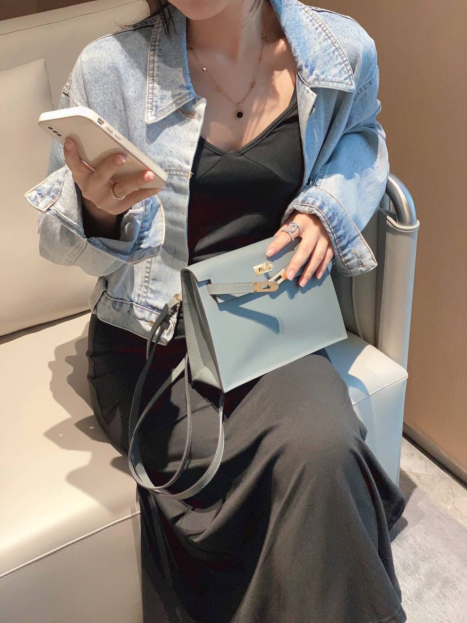 『杏仁绿·金』 ‘’Kᴇʟʟʏ ᴅᴀɴsᴇ • Evercolor 🎀 时尚圈就是一个圆！ 最厉害的就是六种背法： 斜背、侧背、肩背、腰包、背包、手包 集美们一定要安排起来‼️ 22Cm