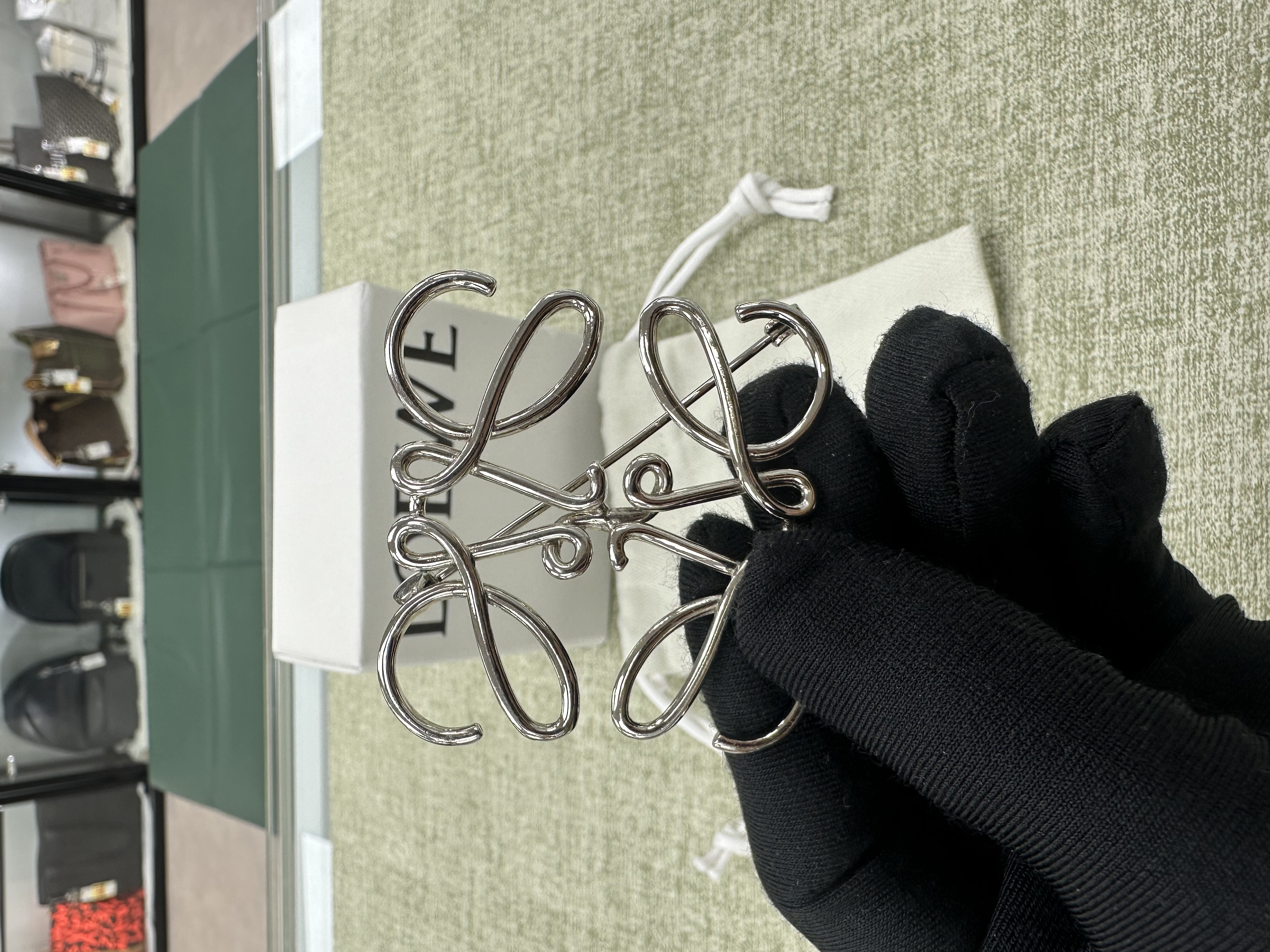 LOEWE 🤍PRE OWNED Anagram brooch 胸口針 全套有單