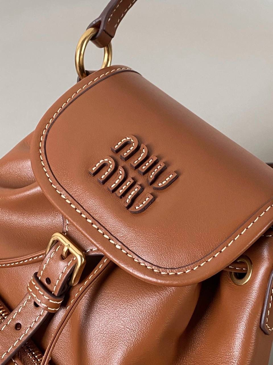 🈶干邑色小号 𝐌𝐢𝐮𝐌𝐢𝐮 双肩包·牛皮 万众期待的全皮款双肩包！ 它终于出来了，天天被催爆🤪 只有真的好看好背才能一直被惦记 全皮很有质感，手感超级软乎 自重很轻！容量也足够日常 再挂上可可爱爱的挂件呼呼～ 太好看了！！可以闭眼入 小号：18×22×11.5cm #F0060m 大号：25x29x12.5cm