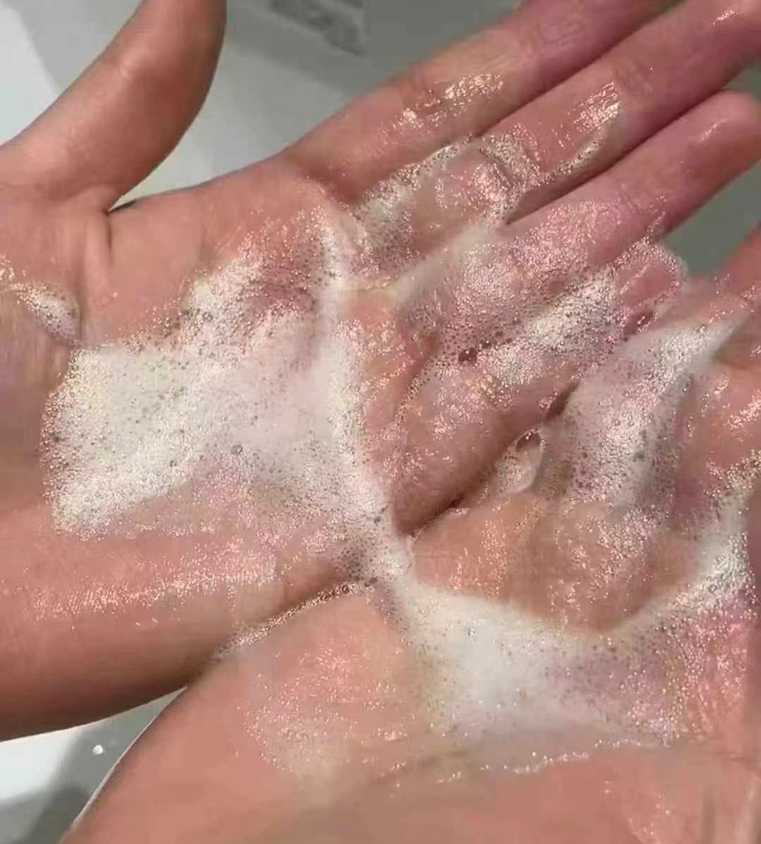 🇯🇵好好用的泡沫慕斯洗面奶 🇯🇵Shiro冬花洗面奶 超級綿密舒服的膚感 排隊都在買的人氣單品 對痘痘閉口皮膚有消炎作用 換季容易泛紅 角質薄非常適合敏感肌