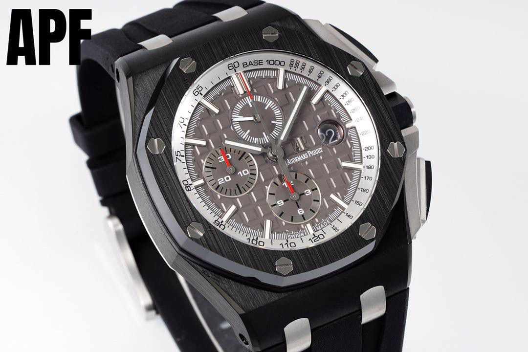 APF厂“新配色”爱彼皇家橡树离岸型26405系列陶瓷腕表 秒杀市面上所有版本“封顶之作 杜绝一眼假”在原有的基础上 潜心研发 突破壁垒 “打破原装封锁技术，同步原装独家计时码表款可松动头粒”使上手最大程度贴合手腕，大大提高了佩戴的舒适 同时也杜绝一眼假的尴尬处境。APF厂真正做到从每一个喜欢手⌚️的表友角度考虑 1. 表壳与圈口的选料，使用进口的氧化锆，无需任何颜料，以超高的压力与超高的温度锻造，形成超高密度的彩色陶瓷 2.采用最新CNC级别的打磨技术，将整个表壳的个个角度完美处理， 3.每颗六角螺丝都与表框处于同一平面上，不接受一丝一毫的凸显与凹陷，真正诠释了何为顶级复刻艺术 4.表盘以爱彼经典的大格纹为背景，层次分明的方格排列，经过完美打磨，将匠人的工艺体现的淋漓尽致 5.镜面采用双面蓝宝石镜片，天然橡胶皮带，6.机芯采用原装3126的计时机芯，十二位的小秒，6点钟位和九点位的12小时计时与30分钟计时，完美的还原了原版的所有功能，每块手表APF厂都经过人工QC确保机芯的稳定性，真正做到无可挑剔 欢迎各位 表友鉴赏💯🔥