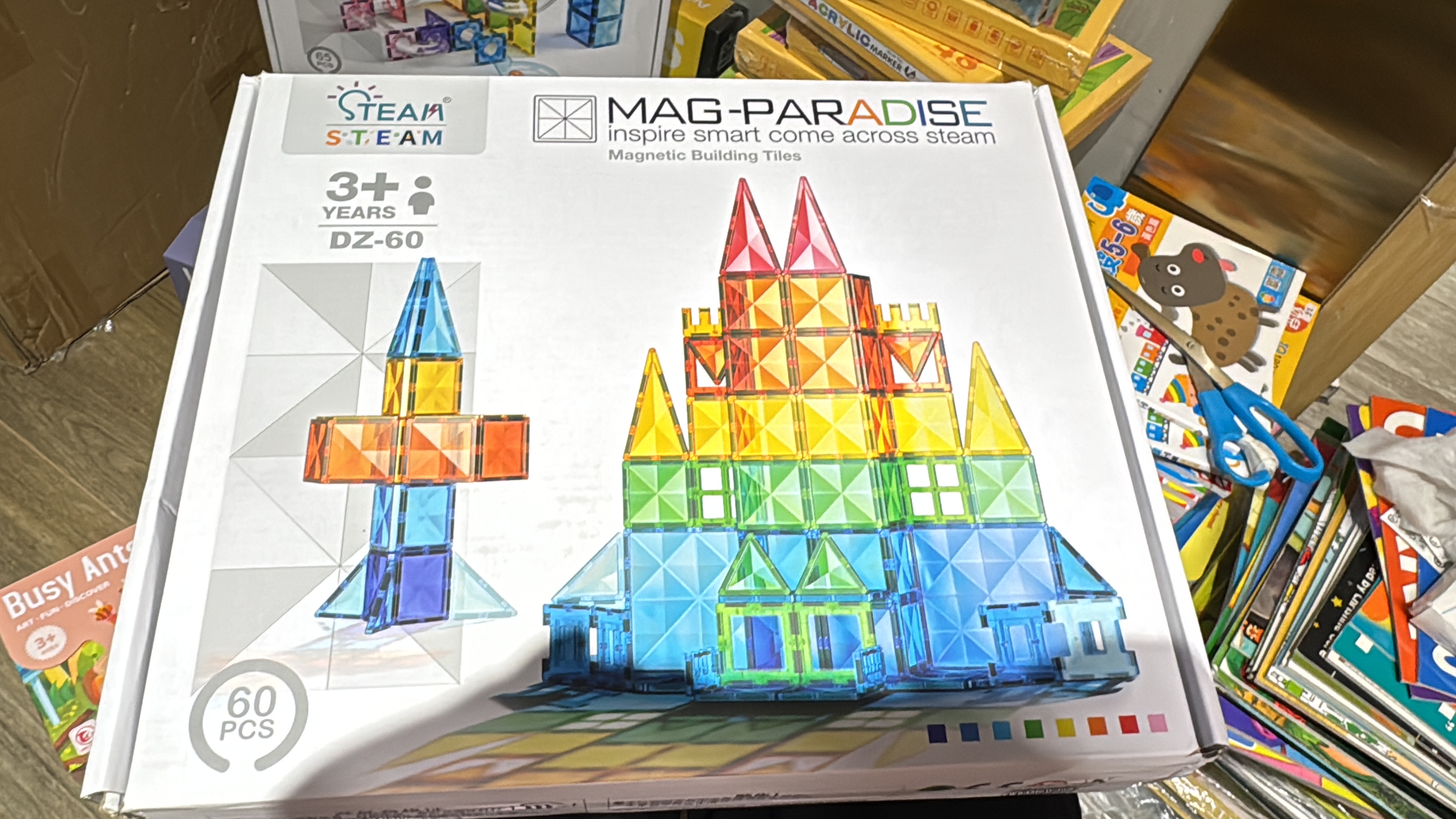 這款玩具是 MAG-PARADISE 品牌的 磁性建構片 (Magnetic Building Tiles)，型號 DZ-60，屬於 STEAM / STREAM 教育類玩具。
