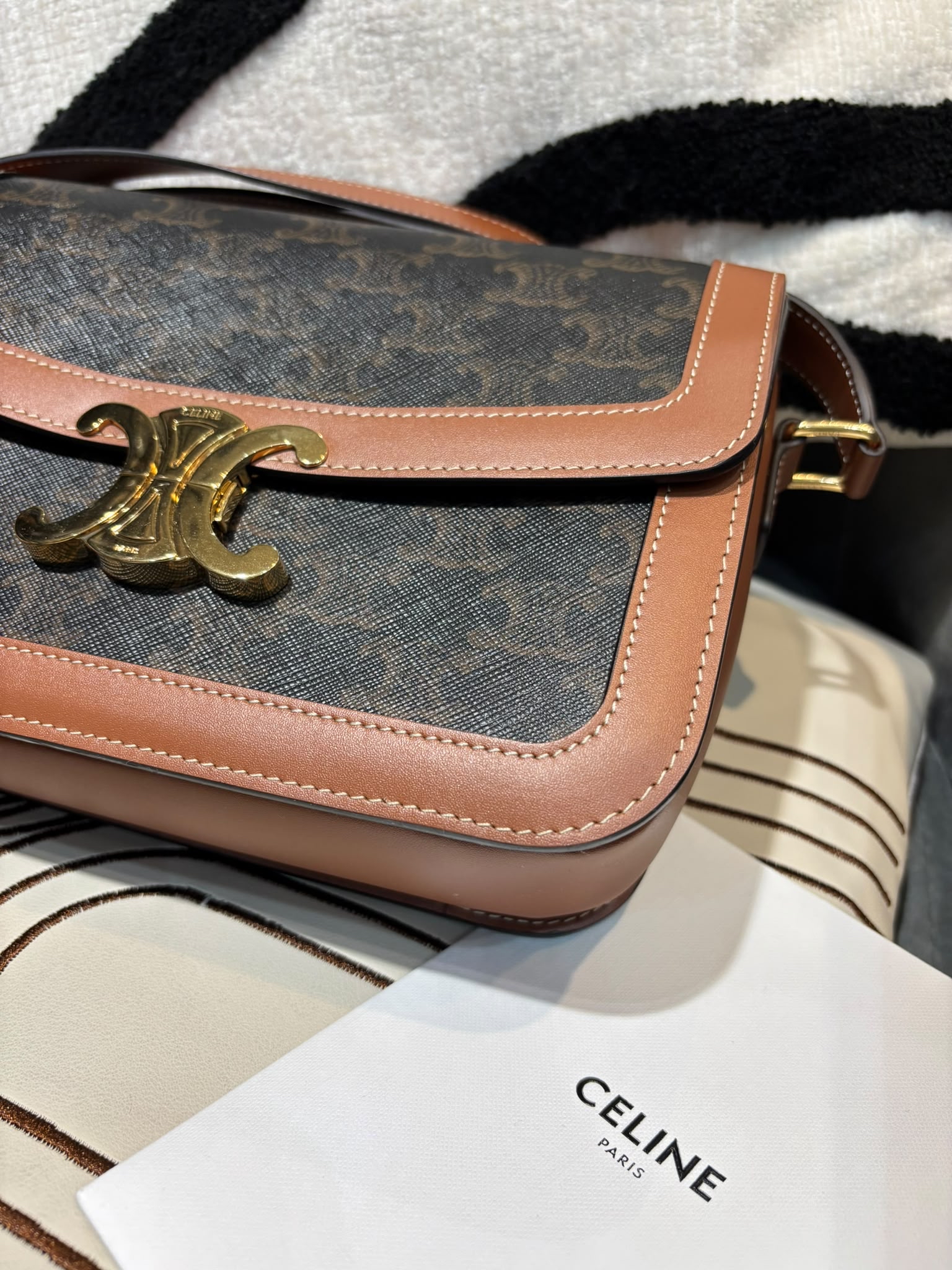 全新 Celine TRIOMPHE classic medium, 凱旋門金扣box,100%Authentic,brand new 全新 ✅專門店收據✅Dust bag ✅Box