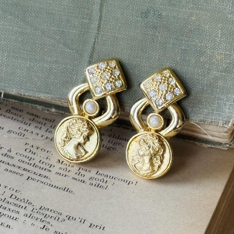 Rare! Vintage Metallic Cameo Statement Clip Earrings (MT2400)