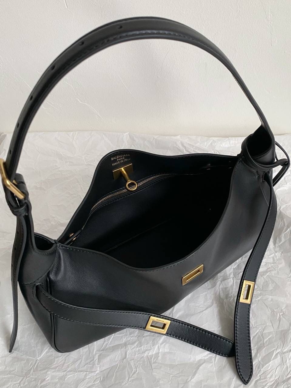 爆款🔥 ba1enciaga bel air 腋下包小号 黑色🖤 beiair➕rodeo，大热当道 一整个系列都火爆了，一只比一只热门 半定型的水桶包超有态度 它的皮是有点厚度又软乎的 所以整个包都散发着慵懒和不羁的感觉 而且设计元素不拖沓繁琐 完全可以无脑搭配 现在的通勤人员也是吃得太好了吧 能有这么时髦的托特包来背！ 什么电脑水杯统统往里扔就对了 肩带可长可短，腋下背斜挎背都ok 两个尺寸任君选择，果断冲！！ 29.9×19.8×17cm810680m