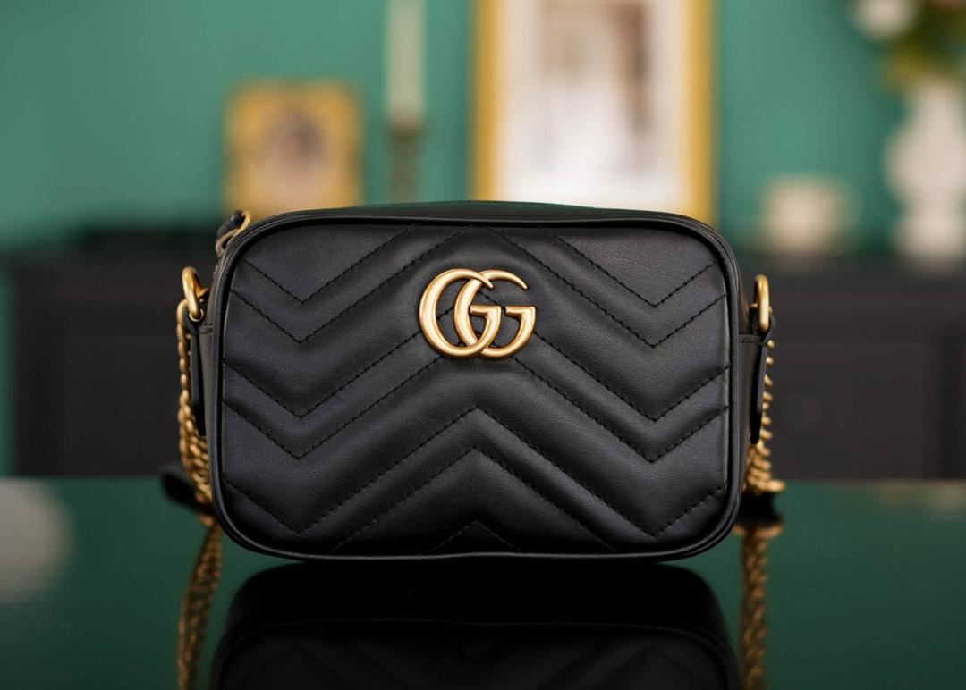 👜🔥Marmont系列绗缝迷你相机包 黑色 18cm （原厂皮 全铜五金） 正品售价¥12.000 独家原厂皮发售 限量级别 柔软牛皮+复古做旧五金 黑金搭配超气质 经典百搭不挑人 自重很轻 链条搭配皮革的肩带不怕溜肩 毫不夸张说 绝对是日常用出场率最高的包 官方款号 448065 尺寸迷你：18x12x6cm 小号：24x13x7cm