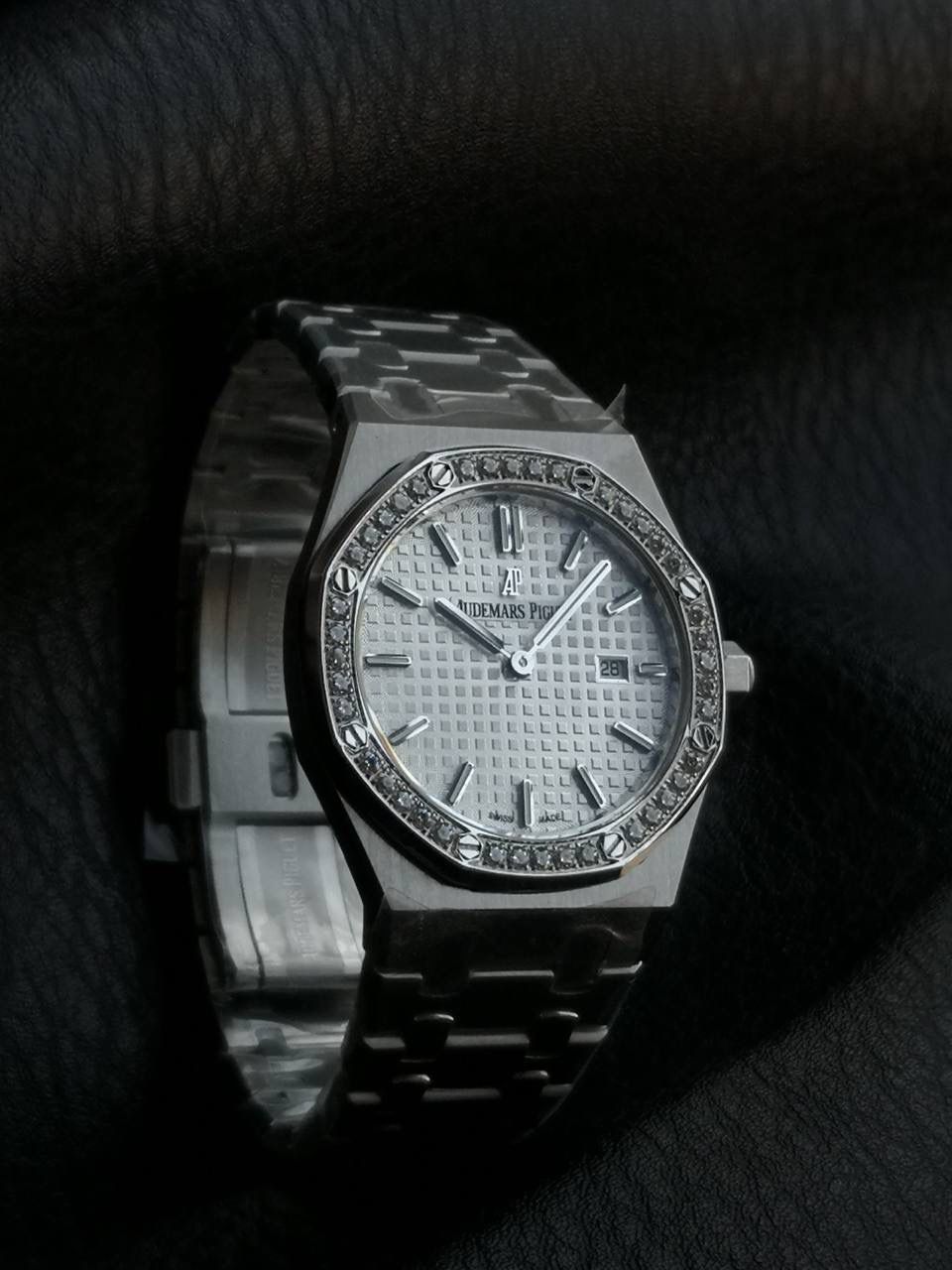 表壳厚度为7毫米，整体较为纤薄，使腕表佩戴起来更加轻盈，不会给手腕带来过多的负担。 皇家橡树67651延续了标志性的八角形表壳，展现了爱彼独特的工艺美学。每一处细节都经过精心雕琢，体现了品牌对完美的追求。 指针经典：采用皇家橡树指针，这种指针形状独特，宽大且线条流畅，具有较高的辨识度，与表盘的整体风格相得益彰，为腕表增添了一份优雅与大气。