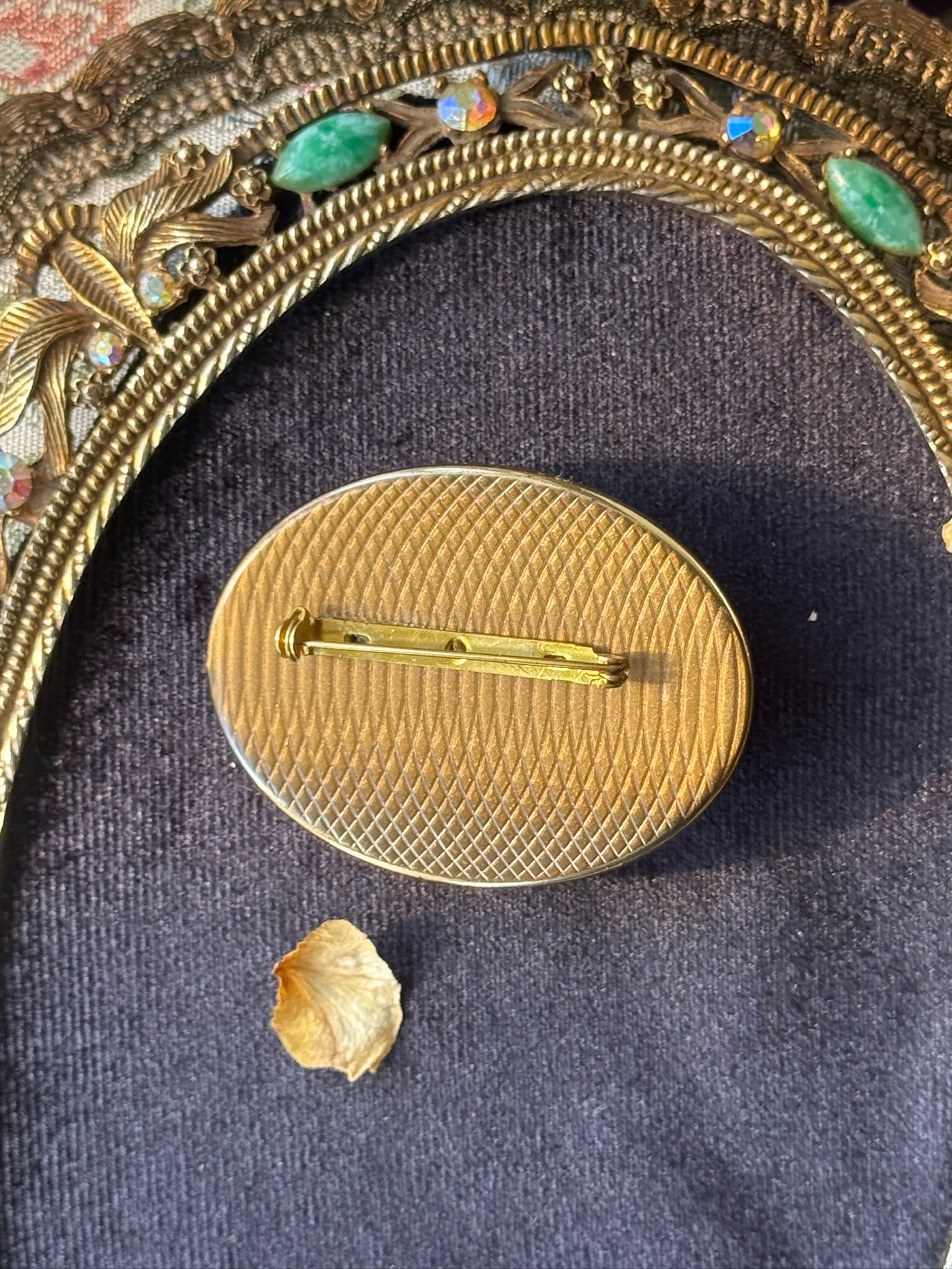 Vintage C.a. 1970s Double Lady Silhouette with Flowing Hair Shell-like Resin Cameo Brooch (MZ025)