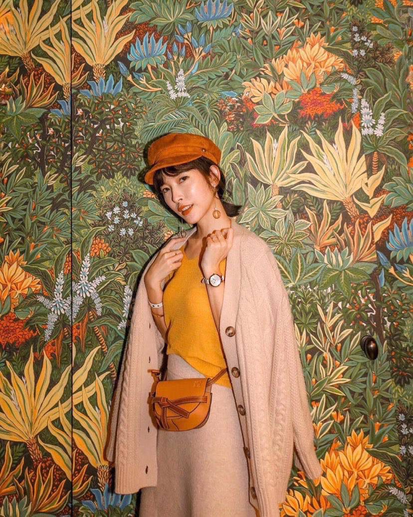 *𝘔𝘪𝘯𝘪 𝘎𝘢𝘵𝘦 手袋 明星同款#💌 尺寸:15-12.5-8cm（中部宽处21cm） 编码:061824荔枝纹棕色 包身采用非常柔韧的颗粒纹小牛皮，内里麂皮 内置两个卡槽，pro 📱可无忧 搭配马术风格的黄铜插扣，以及独特的绳结带 zp拆包定制，高端独家定制五金