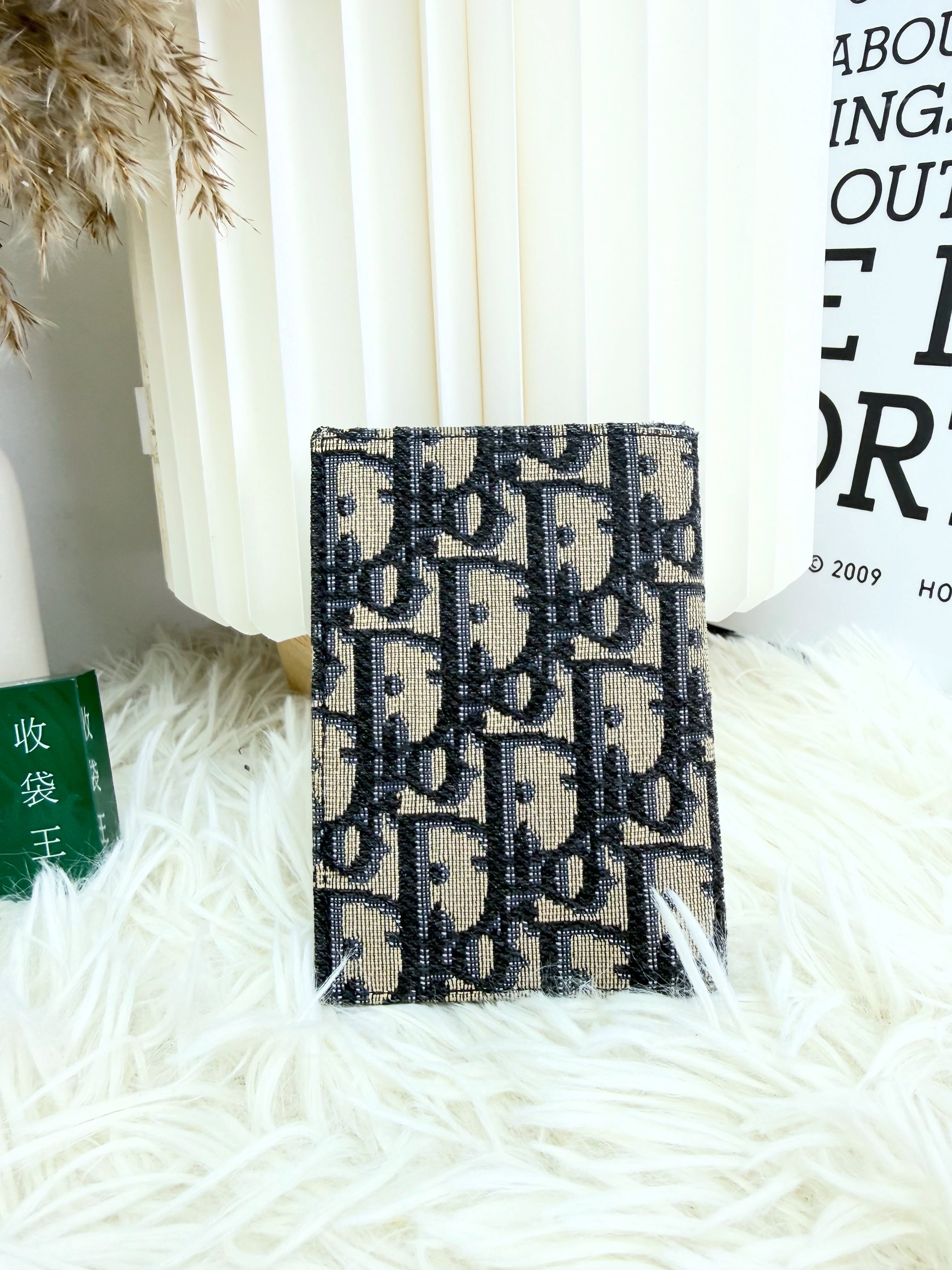 Dior👜 PRE OWNED 🛍️Cd老花刺繡卡包短銀包  8.5*1*11 cm  💰優惠價 $1480 92%new  #收袋王  喜歡的話快點pm/whatsapp 我們💓 銷售熱線51111 321（whatsapp)  我們服務包括有：手袋飾物回收、手袋置換(一換一、一換多也可以） 、專業手袋鑑證、專業手袋護理  購買方法 🏢親臨門市 荃灣南豐中心15樓1521室（荃灣地鐵站a出口1分鐘到）敬請預約 ❤️只賣正品正貨，任驗💓🫰🏻 ❤️‍🔥本店為香港註冊公司絕對真貨，信心保證👍🏻 🫰🏻本店設有鑑證服務，有駐場鑑證師  ✨歡迎追蹤我哋各個平台緊貼最新優惠x貨品🔥😍 👇🏻👇🏻👇🏻👇🏻👇🏻👇🏻👇🏻👇🏻  ⭐️Instagram: aoaocave  🌈Facebook: aoaocave收袋王  🔥Carousell: acluxuryhk  👆🏻👆🏻👆🏻👆🏻👆🏻👆🏻👆🏻👆🏻  ___________________________  Disclaimer🫰🏻All trademarks and copyrights are reserved to the original brand holders. @AOAOCAVE sells only authentic goods and is not affiliated with any of the brands mentioned.  @AOAOCAVE 跟任何品牌無關，而且沒有持有任何品牌資版權，亦沒有與任何品牌合作。所有商標及版權歸屬於品牌坊所有，帖子只作分享用途。  #aoaocave #手袋回收 #名牌買賣