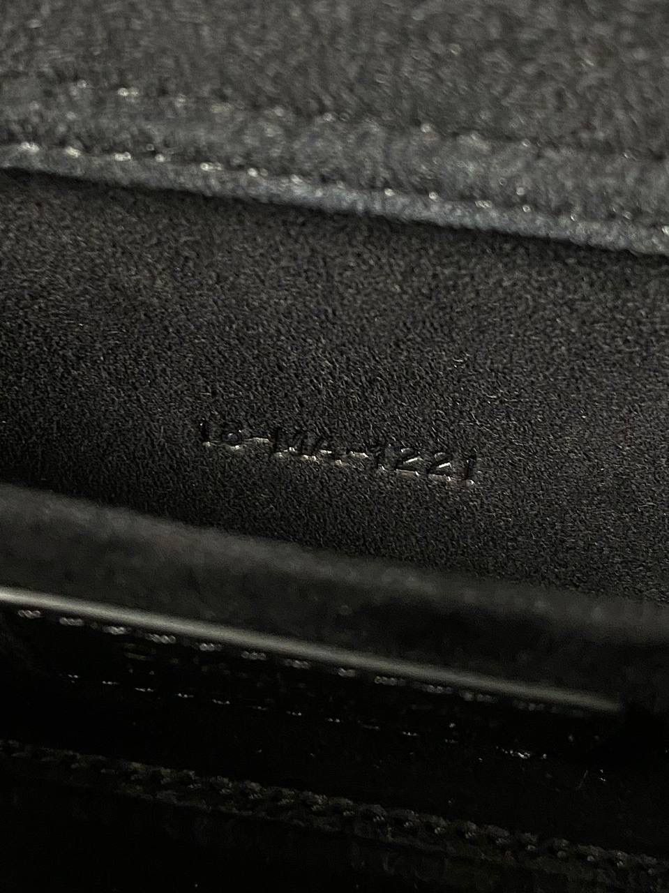 黑色🖤 𝗗𝗶𝗼𝗿 𝗗-𝗝𝗼𝘆 𝗯𝗮𝗴羊皮 时尚果然就是轮回，回归了一把中古戴妃 长方包形，短链条➕细长肩带直接封神！！ 复古时髦感超强，真是什么场合都可以把住 绝对是lady中的天花板了，强势出圈啦姐妹们❤️‍🔥 中号 - 26 x 13.5 x 5cm 小号 - 22.5 x 12 x 5.5cm