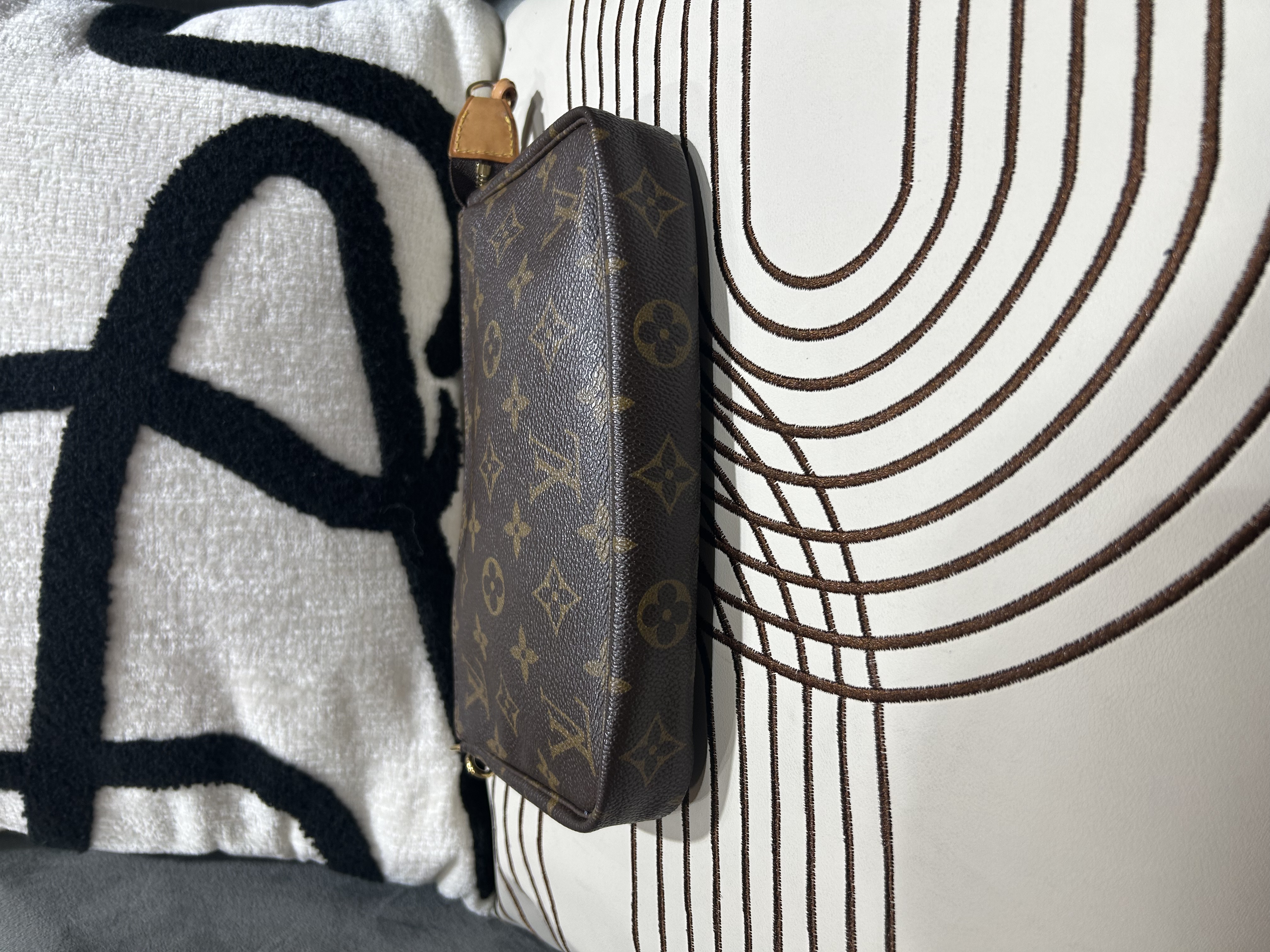 LV Pochette monogram hobo bag 100%Authentic, 90%New 