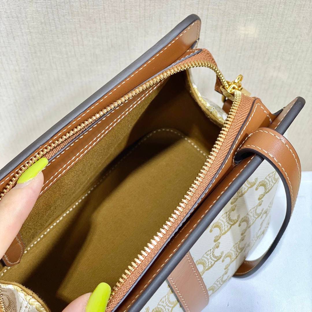 🔥大货实拍图 𝗖𝗘𝗟𝗜𝗡𝗘 ♥ 𝗧𝗘𝗘𝗡 𝗖𝗔𝗕𝗔𝗦 𝗗𝗘 𝗙𝗥𝗔𝗡𝗖𝗘 当季限定款💁‍♀️不会经常撞款的幸运锁包。型号：191992 尺寸：19*16*11cm