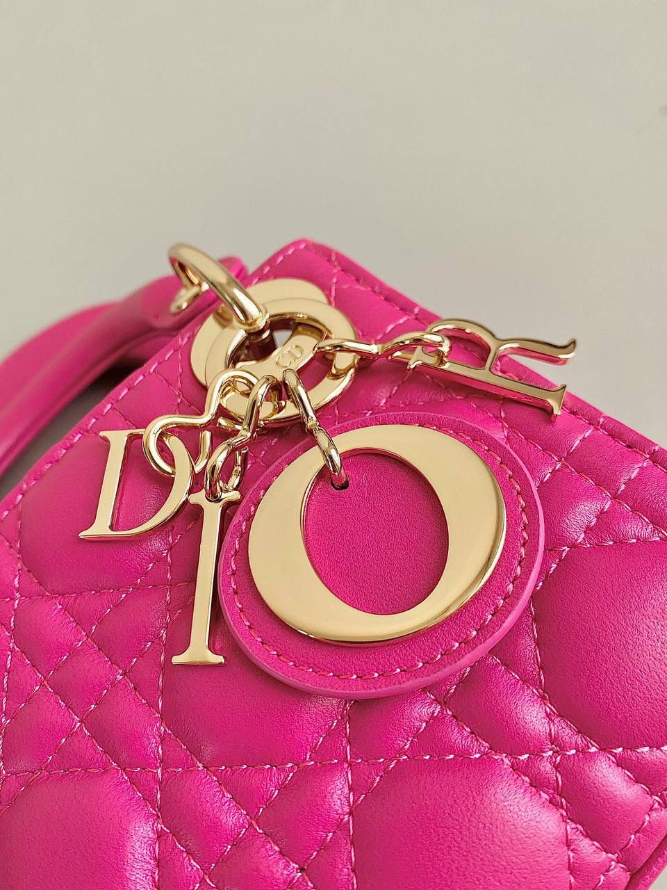 🈶火龙果超迷你 𝗗𝗜𝗢𝗥 𝗺𝗶𝗰𝗿𝗼 𝗹𝗮𝗱𝘆 𝗯𝗮𝗴23新色 谁能拒绝这只刚出的夏日限定色啊 官网叫拉尼粉，粉紫调这不就是火龙果？ 超炫的视觉冲击，衬的人非常显白 迷幻又很甜的多巴胺色彩，今年夏天冲 🩷🩷 size：12×10×5cm