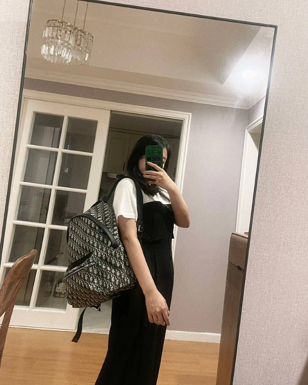 🈶老花蓝，大号（最新版本） 𝗗𝗜𝗢𝗥 𝗢𝗯𝗹𝗶𝗾𝘂𝗲 老花双肩包 热度依旧不减的经典款，几乎人手一只 自重非常轻盈，是你旅途中的最佳伴侣 小号：29×12×32cm #6613m 大号：30×15×42cm #6611m