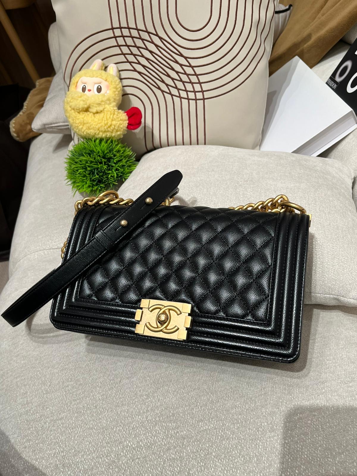 Chanel boy medium 25cm A67086 黑色魚子醬牛皮復古金扣 100%Authentic, 95%new ✅ 21年香港專門店收據✅30card ✅dust bag ✅box