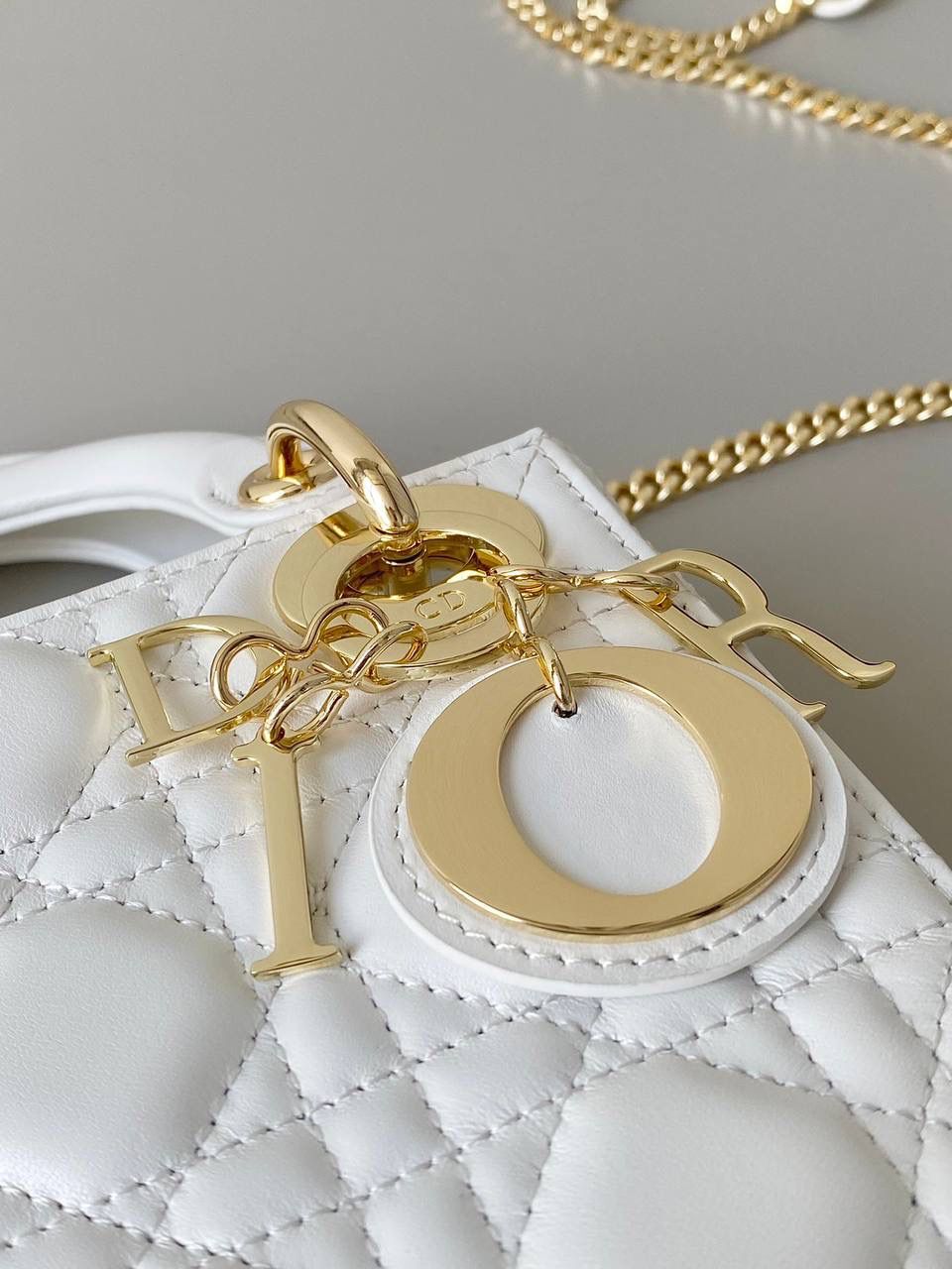 /new 白金🎀𝗗𝗜𝗢𝗥 𝗟𝗮𝗱𝘆羊皮三格金扣🌟 女生必须要拥有的一只经典款 一年四季爆卖，老客每天都在补单 细腻柔软质感不是国内皮可以比的 进口原厂羊皮➕全钢五金，终极版 （标配两条肩带） size：17cm