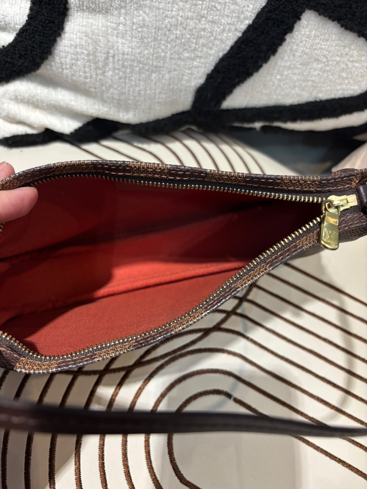 Louis Vuitton LV pochette damier Hobo Bag 100%Authentic, 95%new