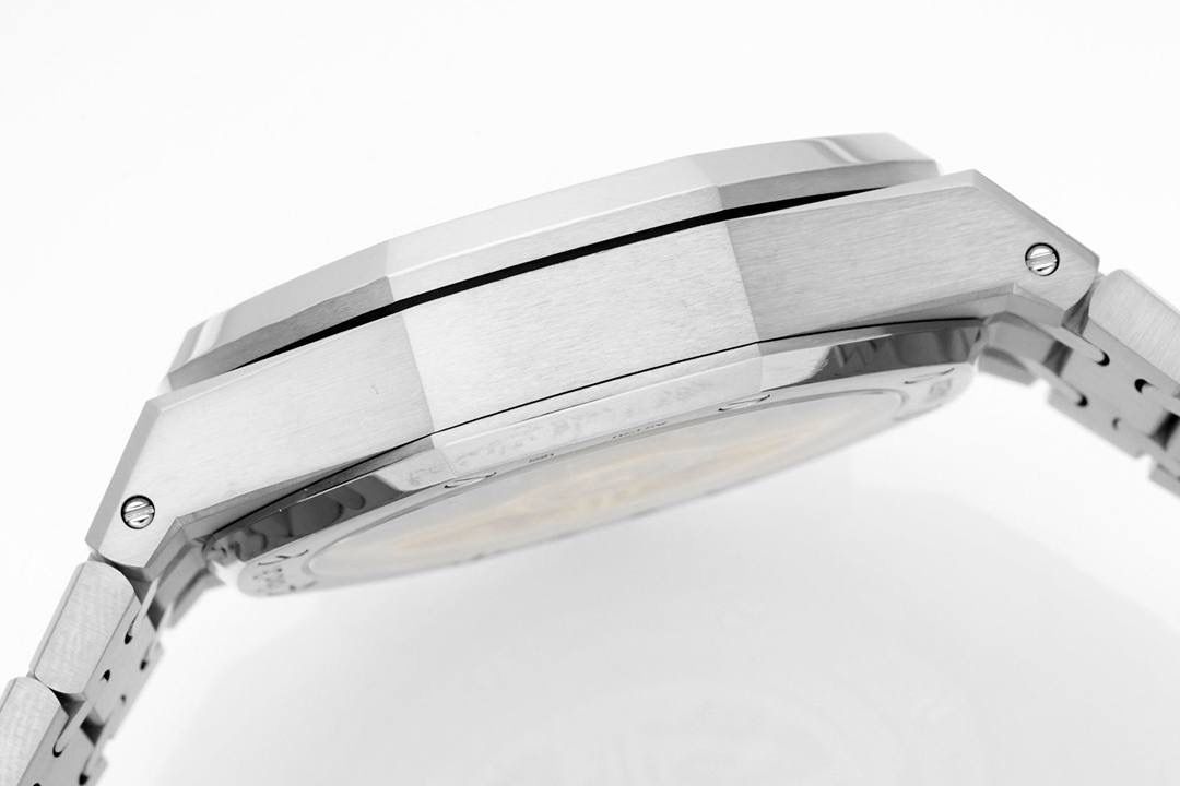 🚀新品爱彼皇家橡树系列26240系列，是一款41毫米精钢自动上链计时码表，搭载APS开发自研Calibre 4401一体机芯，具备飞返计时、小时/分钟/小秒显示及日期功能。其标志性八角形表圈配以八颗六角螺丝，搭配“Grande Tapisserie”大型格纹表盘，层次感鲜明。一体式精钢表链延续了1972年首款皇家橡树的经典设计，兼具运动与优雅。全新开发一体机芯采用导柱轮与垂直离合结构，振频28,800次/小时，与原版完全一致，动力储存约70小时，防水深度50米。AP融合高级制表工艺与前卫美学，是奢华运动腕表的典范之作。💯🔥🔥