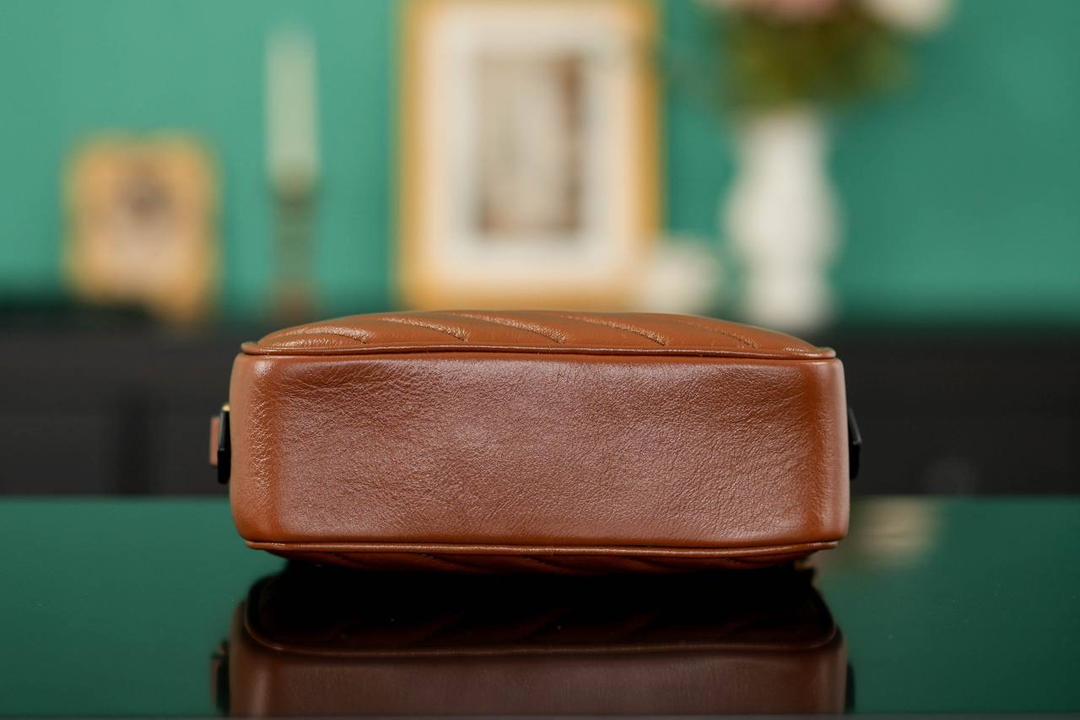 👜🔥Marmont系列绗缝迷你相机包 焦糖色 18cm （原厂皮 全铜五金） 正品售价¥12.000 独家原厂皮发售 限量级别 焦糖色属于大地色系，是黄皮友好色哟！ 自重很轻 链条搭配皮革的肩带不怕溜肩 毫不夸张说 绝对是日常用出场率最高的包 官方款号 448065 尺寸迷你：18x12x6cm 小号：24x13x7cm