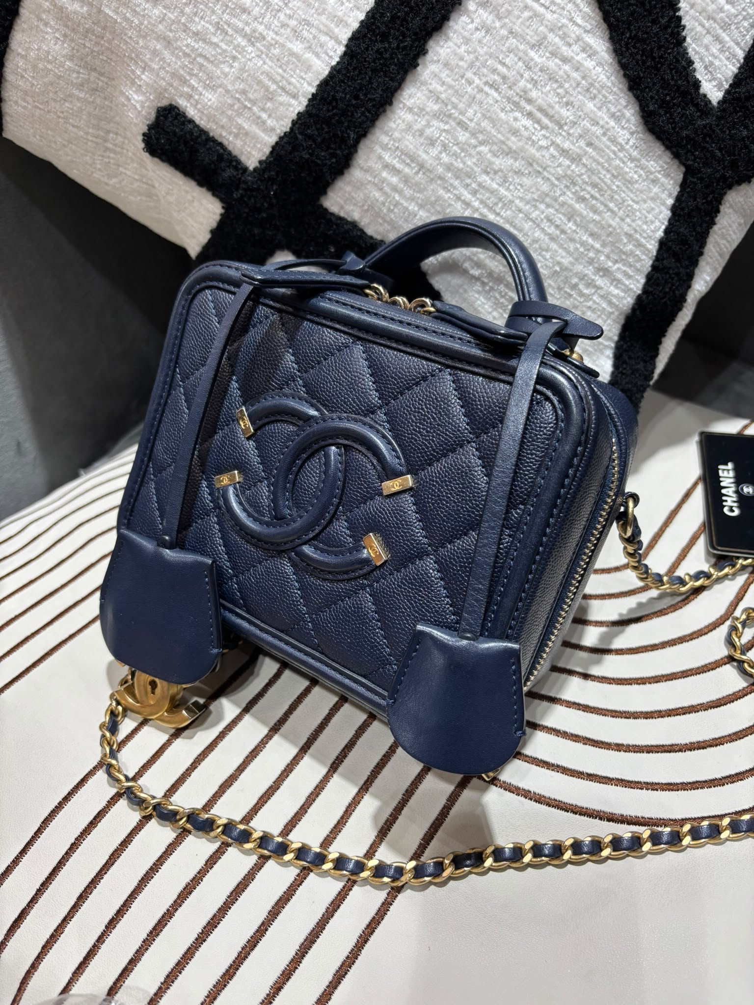Chanel CC filigree Vanity Small 17cm 深藍色荔枝牛皮金鏈，100%Authentic, 98%New ✅25Card ✅Key lock✅Dust bag✅Box