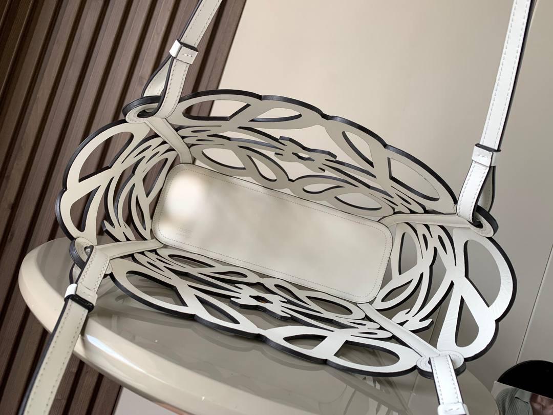 📍小号𝘼𝙣𝙖𝙜𝙧𝙖𝙢 𝙏𝙤𝙩𝙚镂空包 —【白色到货😍】 编码：652210 尺寸：𝟑𝟐-𝟏𝟐-𝟐𝟓.𝟓𝐜𝐦 ❤️以品牌经典Anagram图案镂空牛皮革制成，搭配牛皮革提手肩带和人字形棉帆布束带内袋。 ❤️可肩背或手提。包包自重轻，容量大，优雅与洒脱，自由切换。