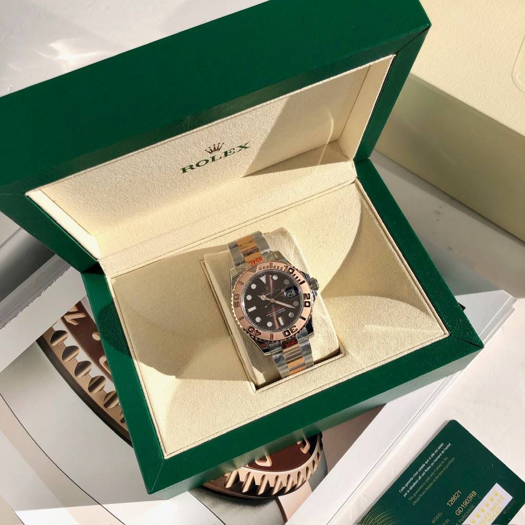 【经典名仕 一劳永逸】劳家爆款游艇名仕型系列m116621-0001男士腕表40mm间玫游艇出货，继续秉承AD家族优质特色、独家出品一表一码，三码合一 【机芯】搭载AD专注而制0️⃣返修、💯全新原装西铁城8215全自动机械机芯，走时精准，性能优异，动力储备高达48小时 【表壳】316L精钢表壳 高端同步防指纹[强]陶瓷圈口原版同步双向旋转，完美呈现与原版一致的弧度、光泽，超强高密度矿物质玻璃镜面，精致的做工完美秉承原装的潜水游泳🏊‍♀️性能 【字面】大厂同步超强夜光，夜光刻度、表针无瑕疵斑点、晶莹剔透，细节同步正品，内影圈刻字清晰，字体匀称 【表带】搭载316精钢表链可调节原装表扣