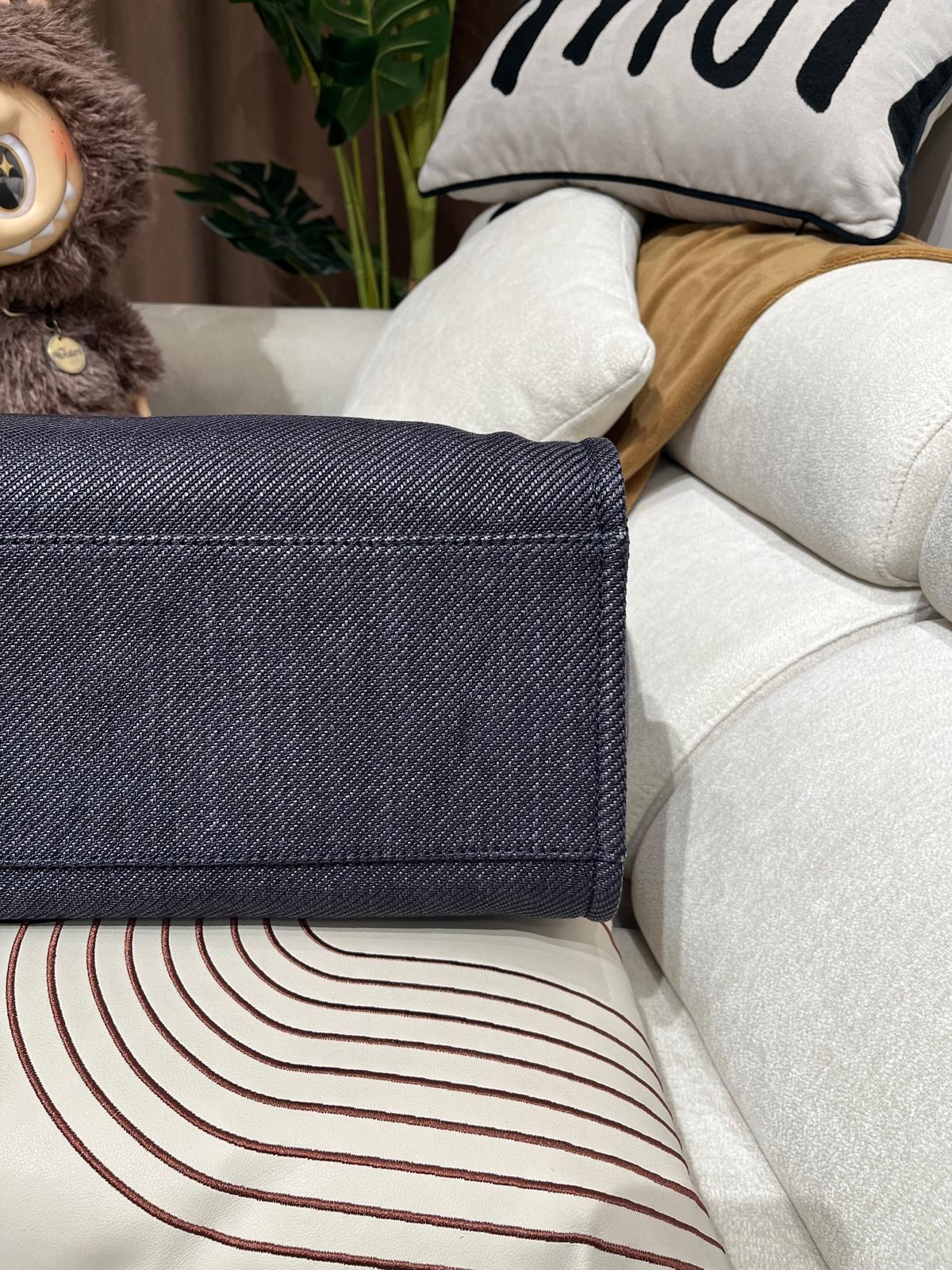 Chanel Deauville tote bag  100%Authentic, 98%new ✅香港專門店收據✅card✅dust bag✅box