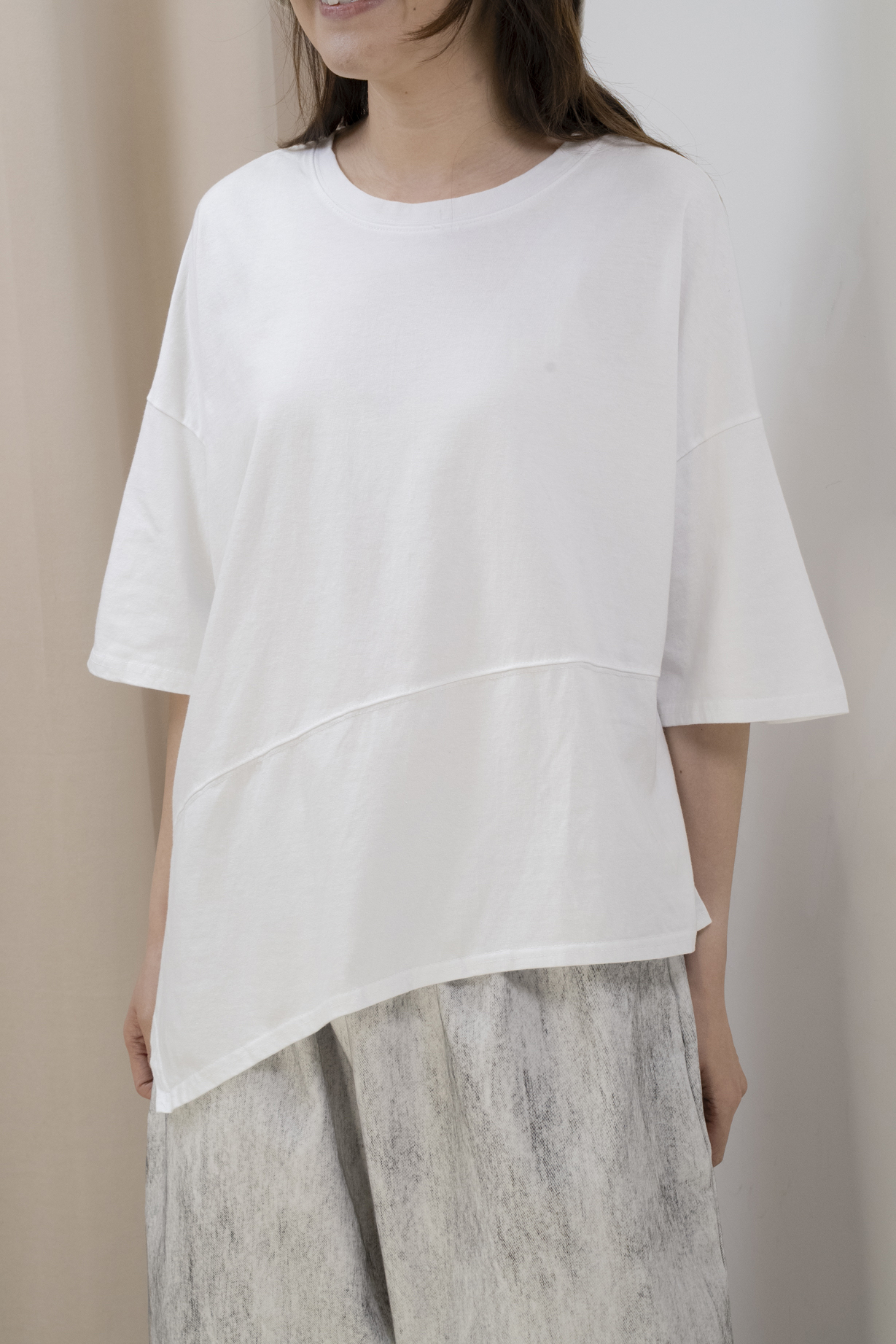 斜腳造型棉質休閒Top（白色）