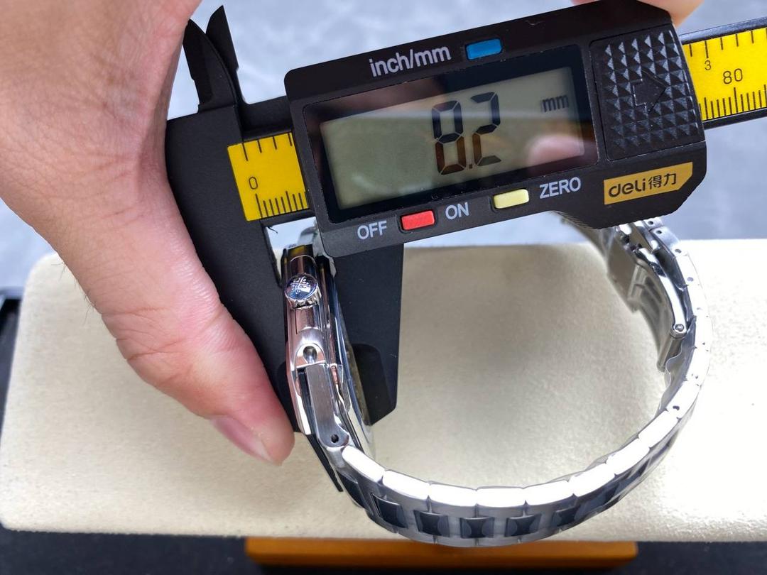 PP+ 百达翡丽 方形 新系列CUBITUS 5821腕表 亮点特色：1️⃣机芯:搭载定制9015改Cal.26-330 SC一体机，调时不停秒，调时不停秒，摆轮位置均与正品一致，自动上链机芯。2️⃣钢带:316L定制级人体工程学表带，新扣款式。3️⃣表壳:尺寸45毫米厚度仅8.3mm，为表壳对角线长度(即10点位至4点位),因为表壳近似于方形，上下边的宽度会小于这一数值，所以视觉效果并不是很大。 搭配上，5821属于运动风格腕表，日常搭配正装和休闲风格也可以。