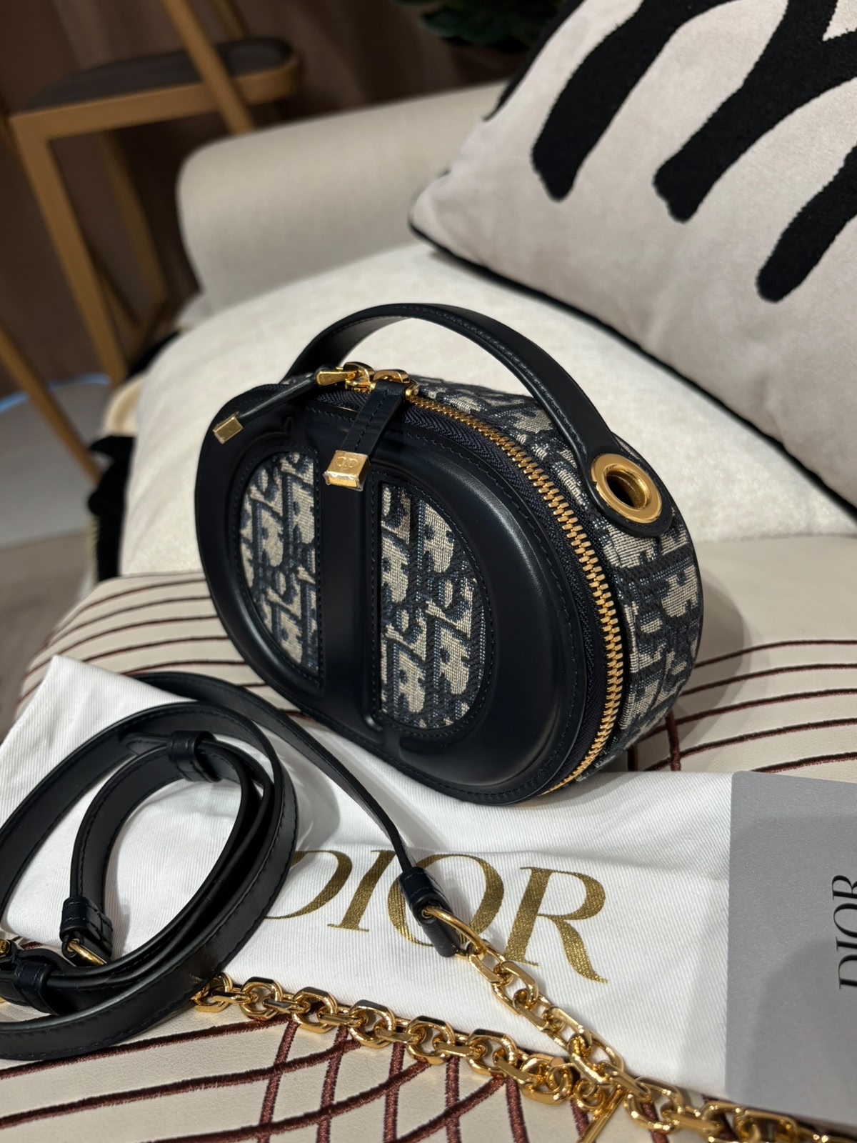 DIOR CD Signature Oval Camera Bag CHRISTIAN DIOR 100%Authentic, 98%New  ✅收據✅Certificate ✅dust bag  