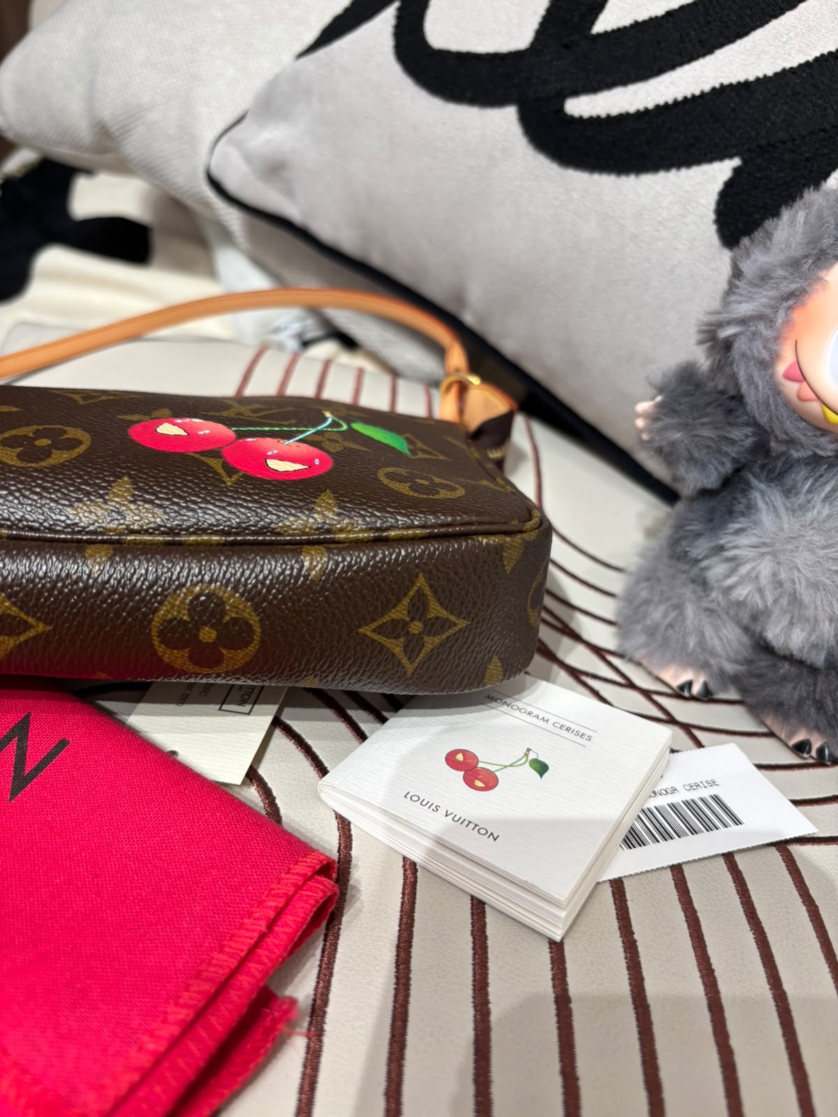 未使用品 Lv accessories pochette cerise M95008 100%Authentic, unused未使用品 ✅Dust bag 