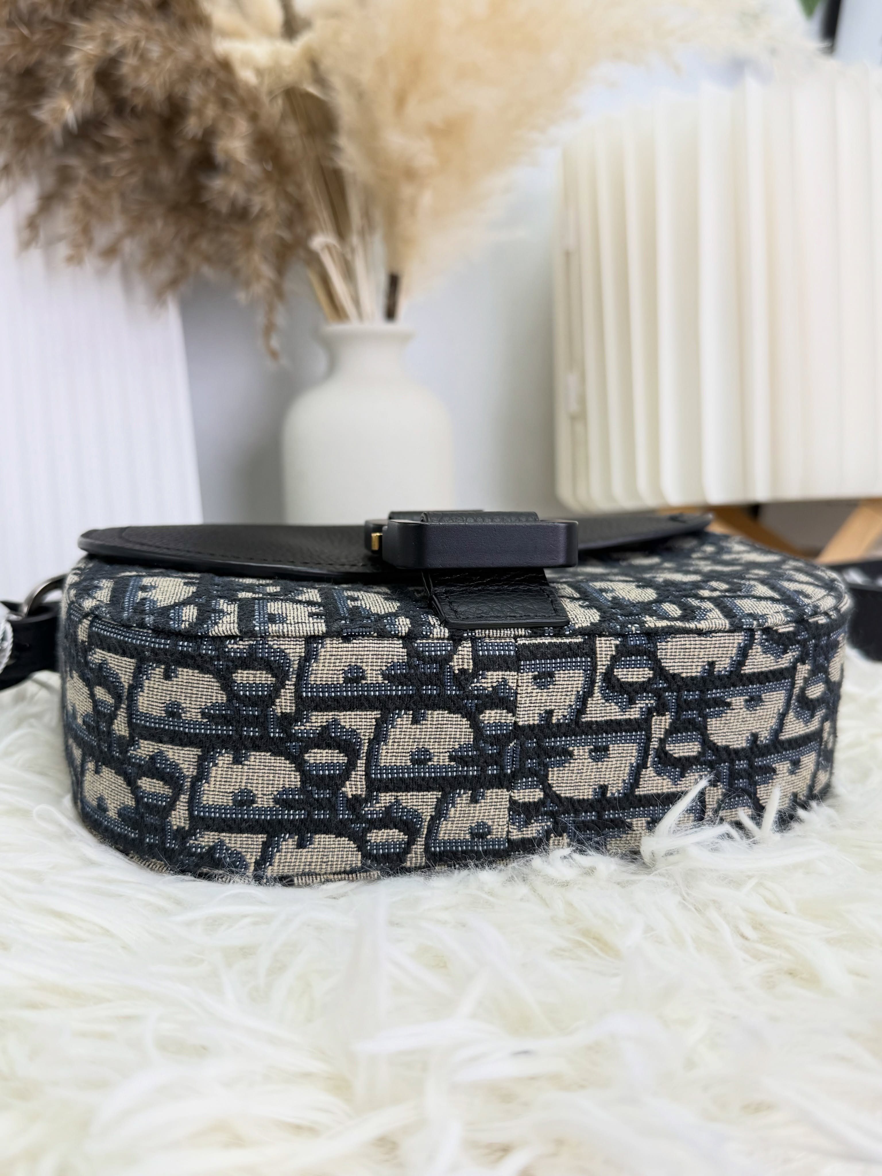Dior🛍️PRE OWNED👜 Saddle 米白色緹花郵差包 2025年單 全套有單🖤  20*5.5*13.5cm  配件 - 塵袋、盒、2025年專門店單🫶🏻 💰價錢 - $11980  #收袋王  喜歡的話快點pm/whatsapp 我們💓 銷售熱線51111 321（whatsapp)  我們服務包括有：手袋飾物回收、手袋置換(一換一、一換多也可以） 、專業手袋鑑證、專業手袋護理  購買方法 🏢親臨門市 荃灣南豐中心11樓44室（荃灣地鐵站a出口1分鐘到）敬請預約 ❤️只賣正品正貨，任驗💓🫰🏻 ❤️‍🔥本店為香港註冊公司絕對真貨，信心保證👍🏻 🫰🏻本店設有鑑證服務，有駐場鑑證師  ✨歡迎追蹤我哋各個平台緊貼最新優惠x貨品🔥😍 👇🏻👇🏻👇🏻👇🏻👇🏻👇🏻👇🏻👇🏻  ⭐️Instagram: aoaocave  🌈Facebook: aoaocave收袋王  🔥Carousell: acluxuryhk  👆🏻👆🏻👆🏻👆🏻👆🏻👆🏻👆🏻👆🏻  ___________________________  Disclaimer🫰🏻All trademarks and copyrights are reserved to the original brand holders. @AOAOCAVE sells only authentic goods and is not affiliated with any of the brands mentioned.  @AOAOCAVE 跟任何品牌無關，而且沒有持有任何品牌資版權，亦沒有與任何品牌合作。所有商標及版權歸屬於品牌坊所有，帖子只作分享用途。  #aoaocave #手袋回收 #名牌買賣