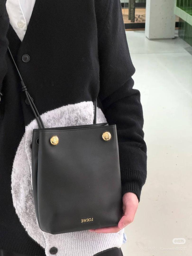 Loewe Cubi 小号皮革肩背包