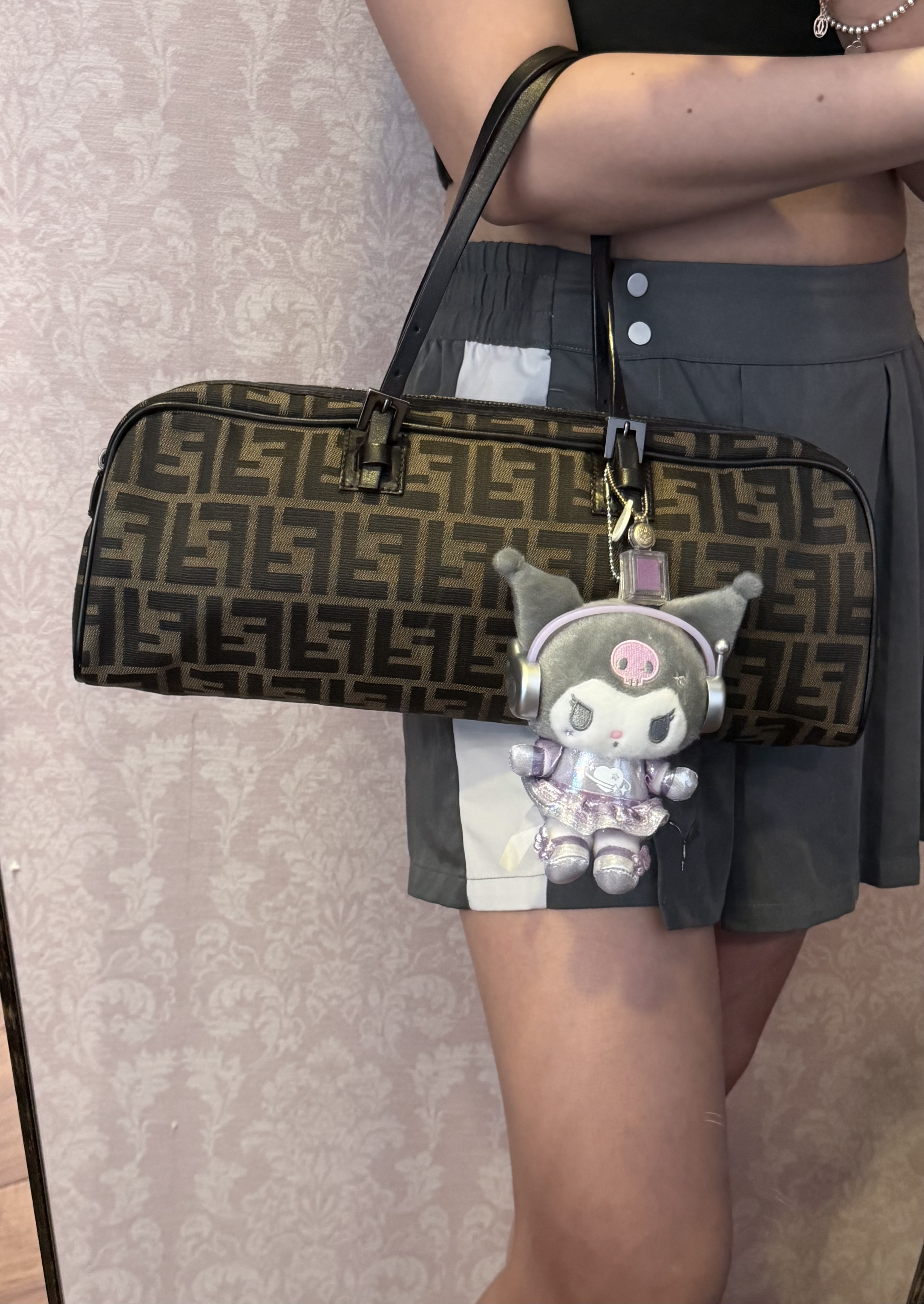 fendi  baguette bag /east west bag 